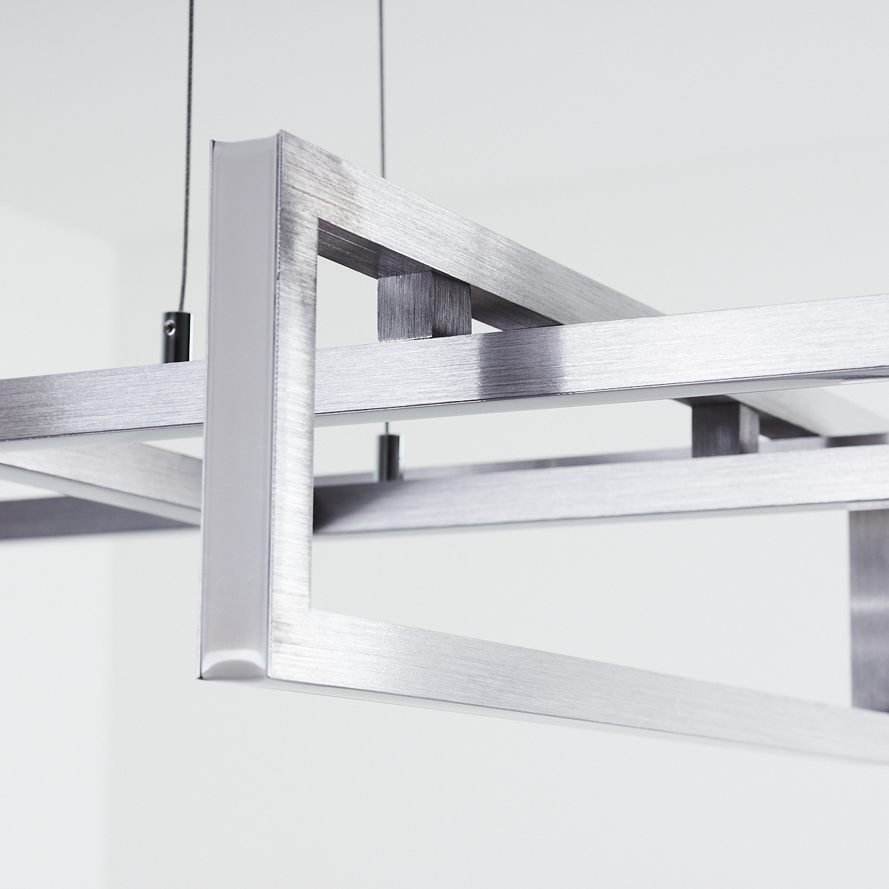 Nahaufnahme einer silbernen Metallleuchte. Quadratisches Rahmendesign mit gebürsteter Metallstruktur.