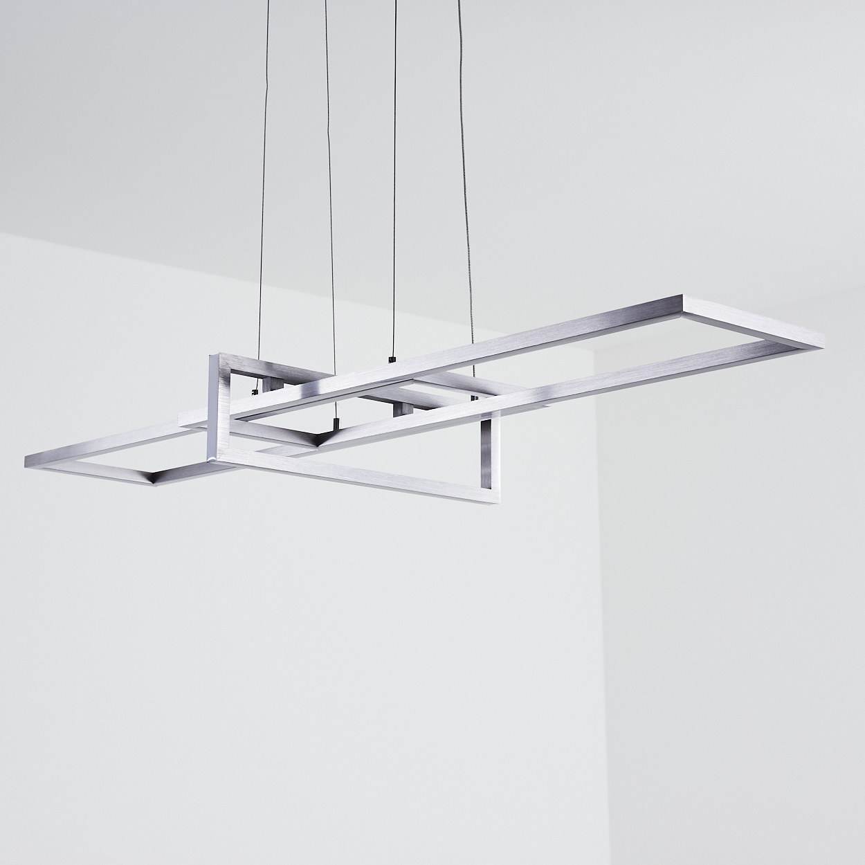 Moderne geometrische Leuchte. Sie besteht aus silbernen Rechtecken, die von der Decke hängen.