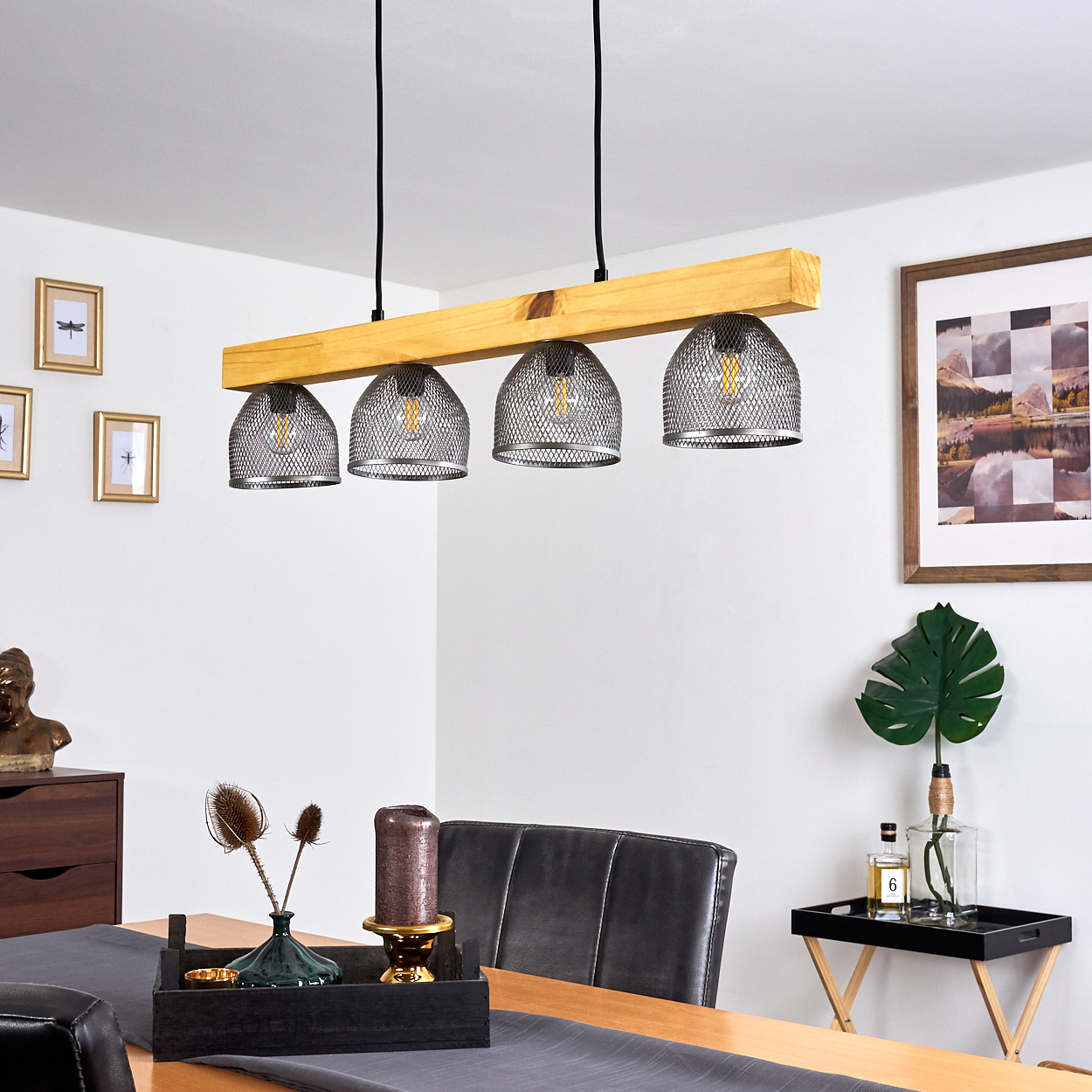 Esszimmer mit Holzbalken-Leuchte, vier Drahtgeflechtschirmen, Glühbirnen und Tischdeko.