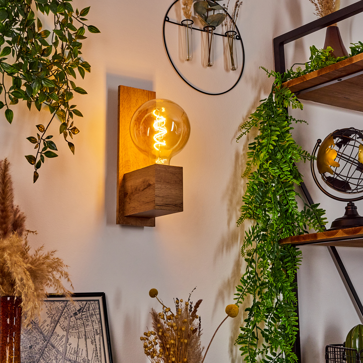 Hölzerne Wandlampe mit großer, leuchtender Glühbirne. Dekorative Pflanzen und Globen im Hintergrund, die eine gemütliche Atmosphäre schaffen.