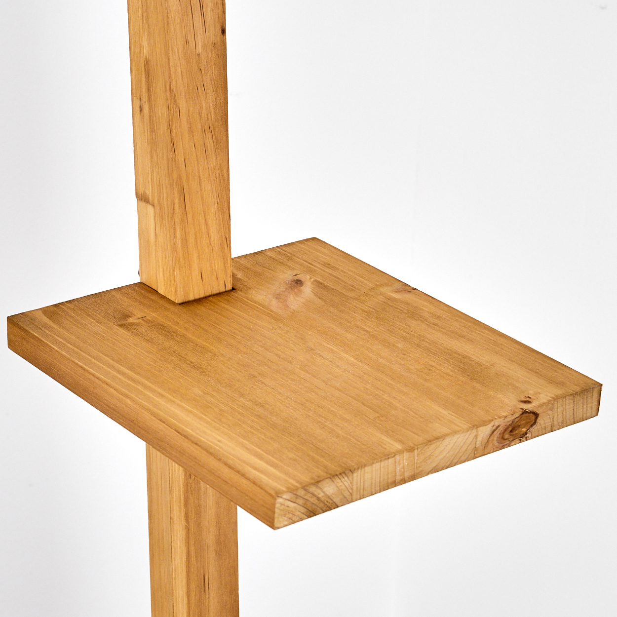 Holzregal mit Holzpfosten. Das Regal ist rechteckig und der Pfosten quadratisch.