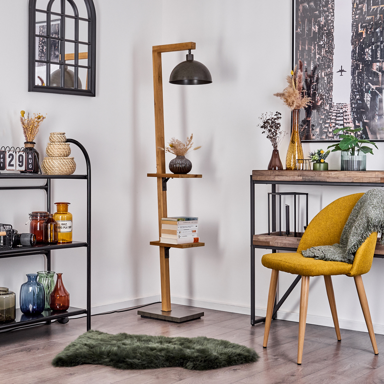 Raumszene mit hölzerner Stehlampe, Stuhl und Regalen mit Dekorationsartikeln.