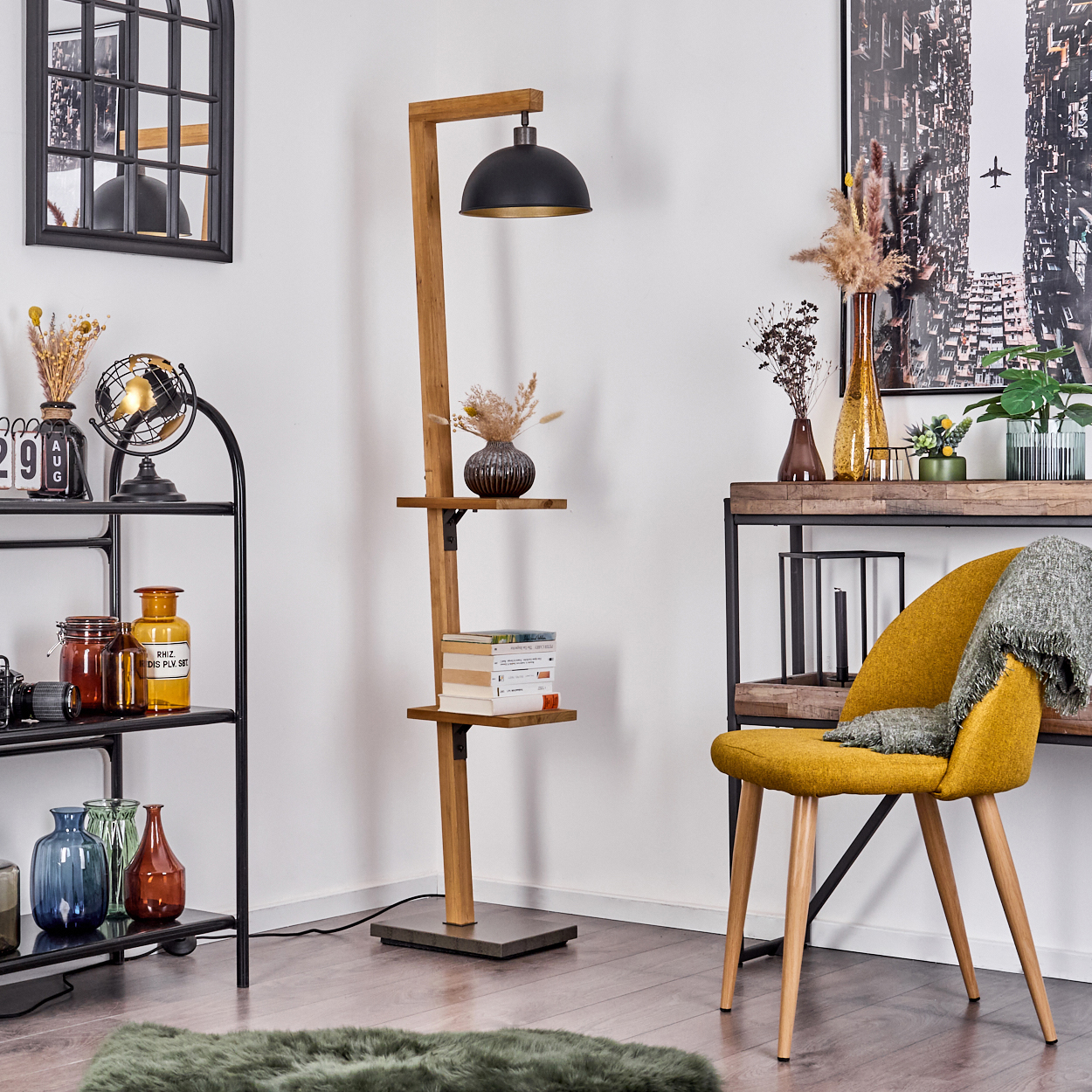 Stehlampe aus Holz mit Regalen, Globus und Dekoration. Ein Stuhl und andere Dekoartikel sind sichtbar.