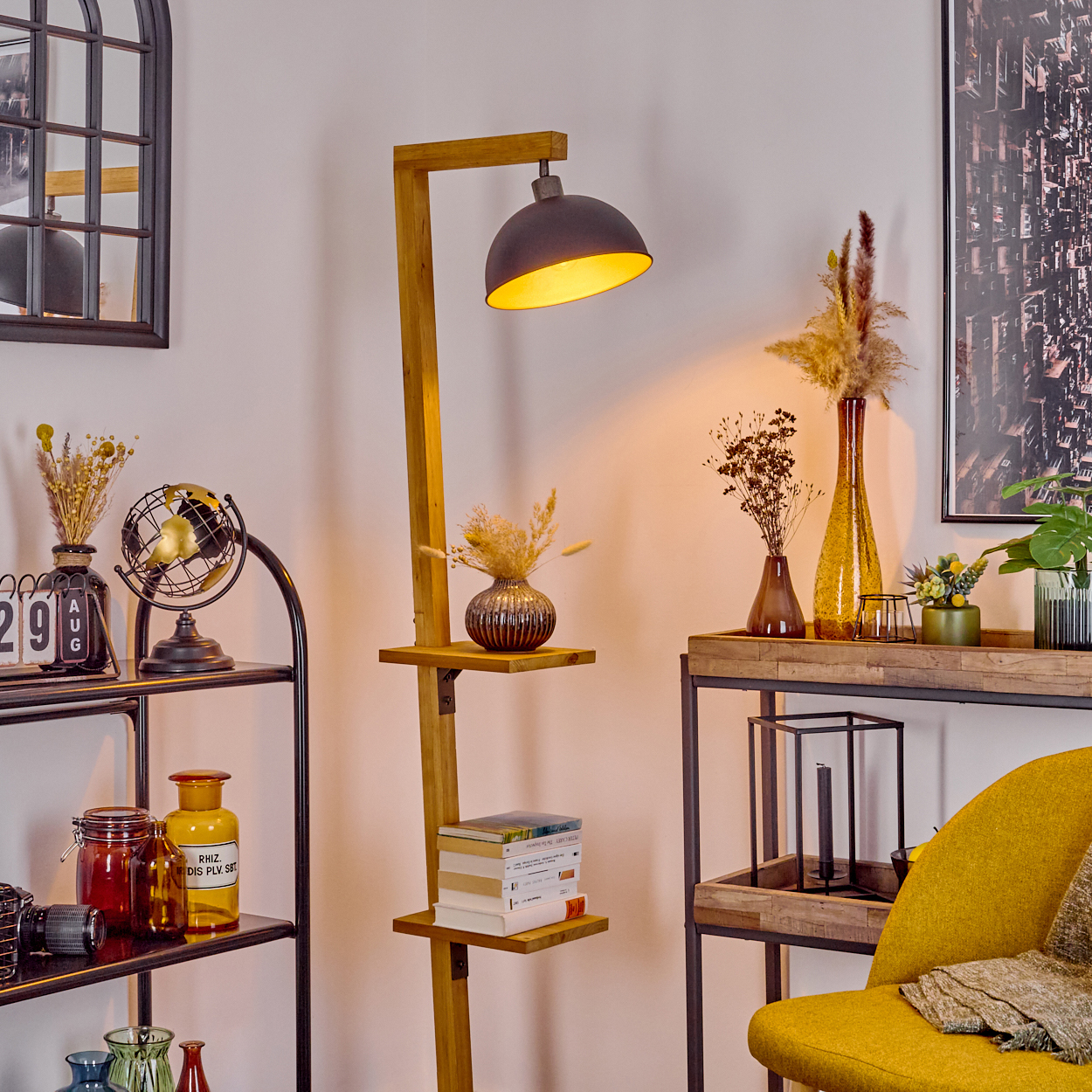 Holz-Stehlampe mit Regalen, schwarzem Lampenkopf und verschiedenen Dekorationen.