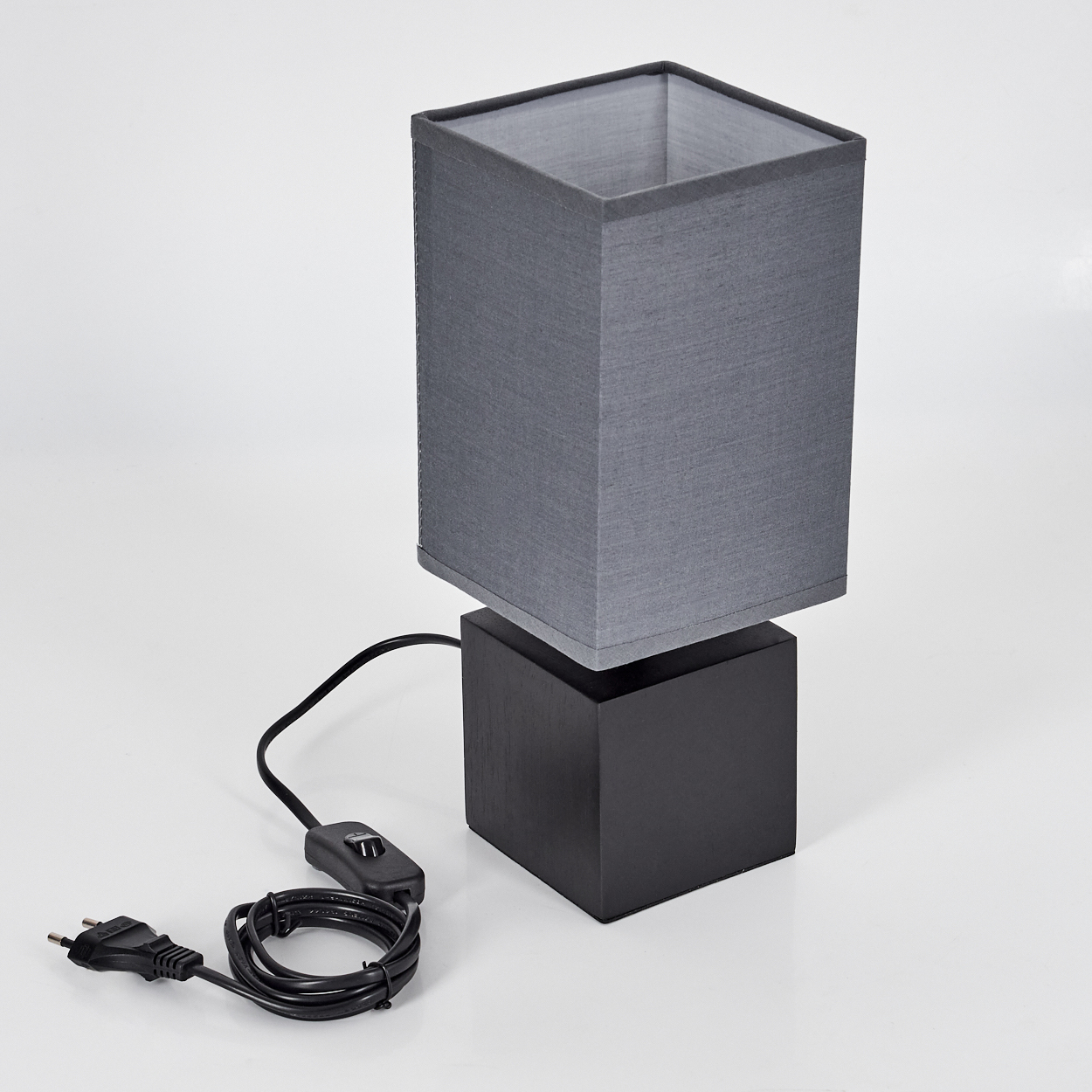 Quadratische Lampe mit schwarzem Sockel und grauem Schirm mit Netzkabel und Schalter.