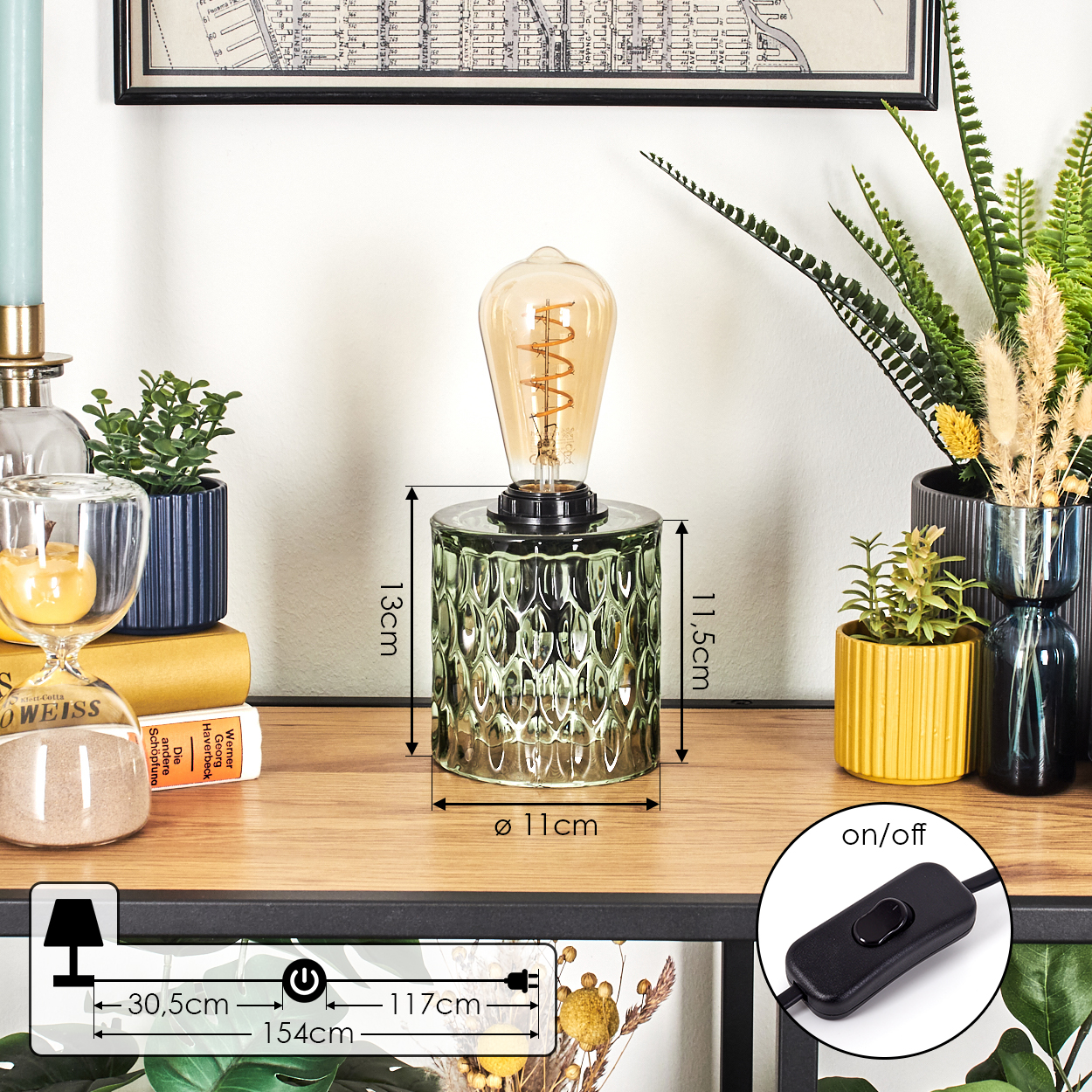 Tischlampe mit einer strukturierten Glasbasis, einer Vintage-Glühbirne und angezeigten Abmessungen, umgeben von Pflanzen und Dekor.