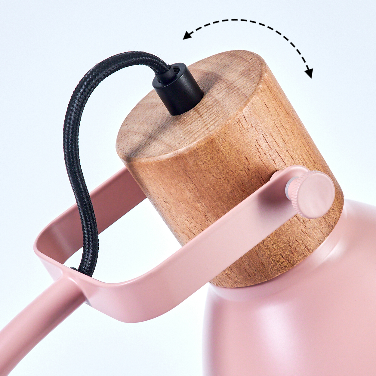 Nahaufnahme einer rosa Schreibtischlampe mit einem Holzakzent, die das verstellbare Design vor einem weißen Hintergrund hervorhebt.