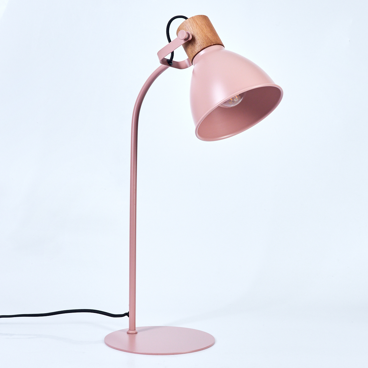Eine rosa Schreibtischlampe mit Holzaufsatz, auf weißem Hintergrund.