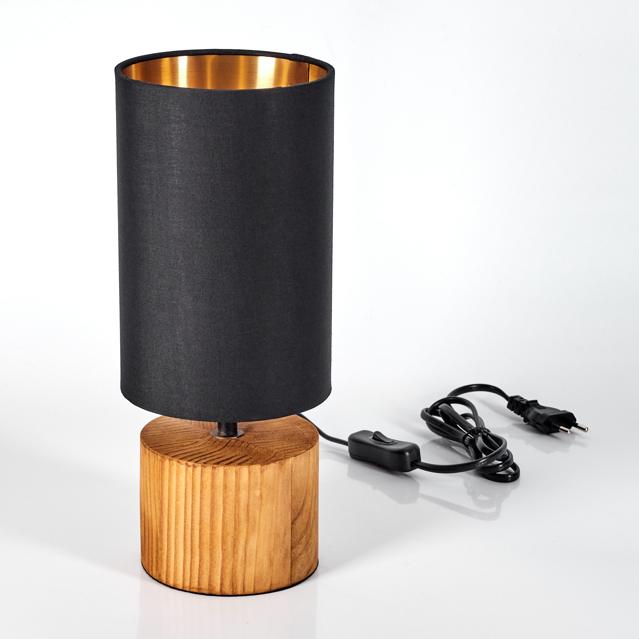 Schwarze Tischlampe mit Holzsockel. Schalter und Stecker. Weißer Hintergrund.