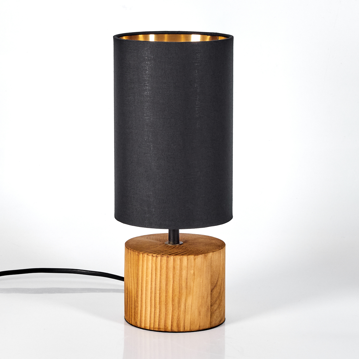 Schwarze Tischlampe mit Holzsockel. Weißer Hintergrund.