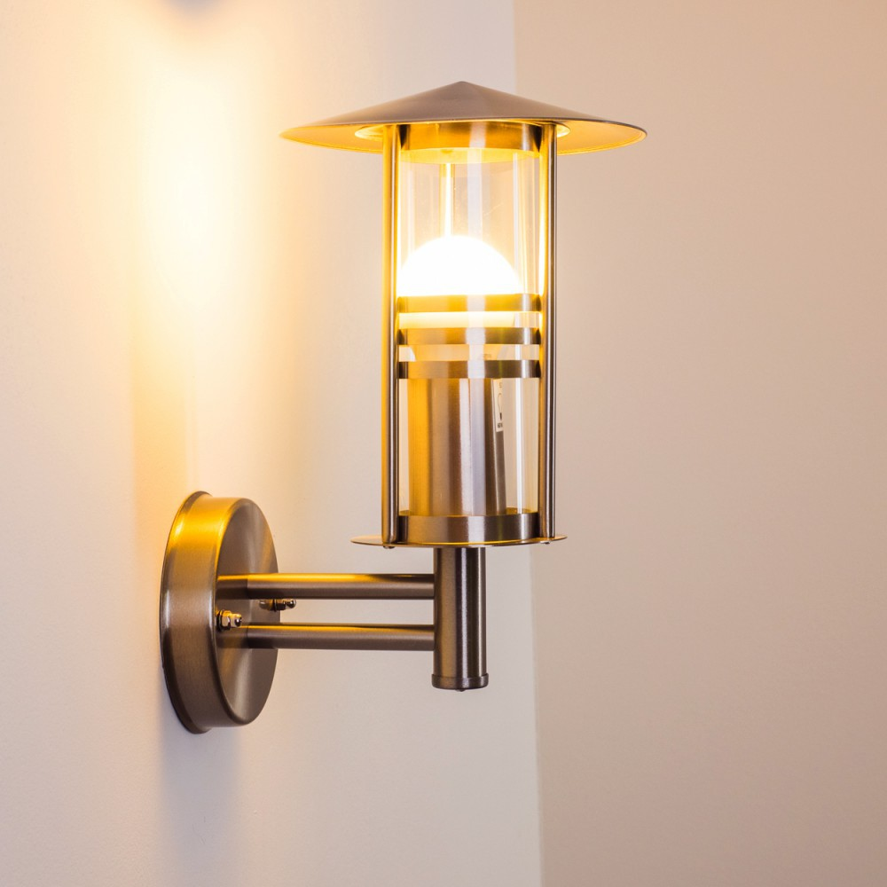 Außenwandleuchte mit Licht. Braune Wand, metallische Lampe. Weißer Hintergrund.