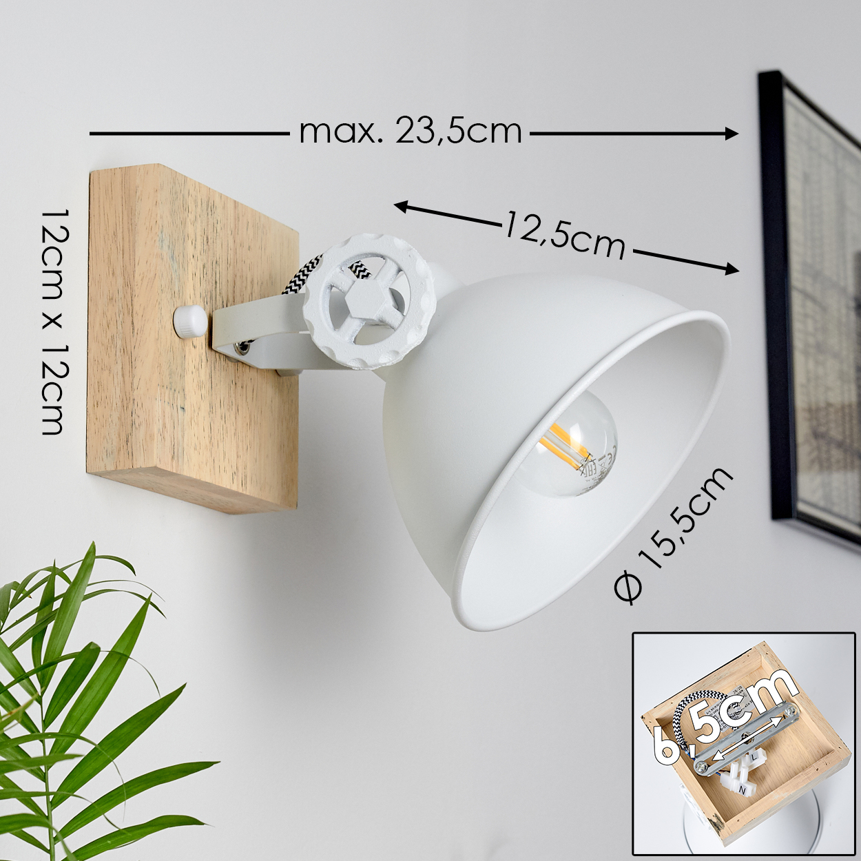 Weiße Wandlampe. Weißes Licht, hölzerne Wandhalterung. Abmessungen im Text. Weißer Hintergrund.