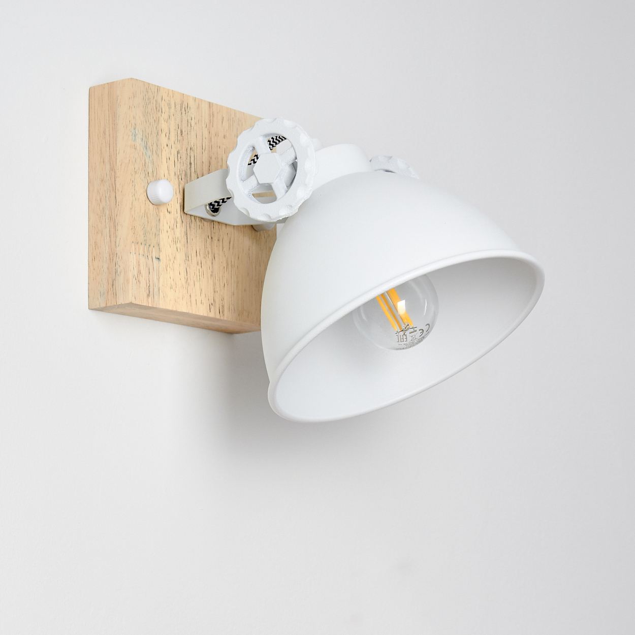 Weiße Wand. Weiße Wandlampe mit Licht. Eine Glühbirne im Inneren. Weißer Hintergrund.