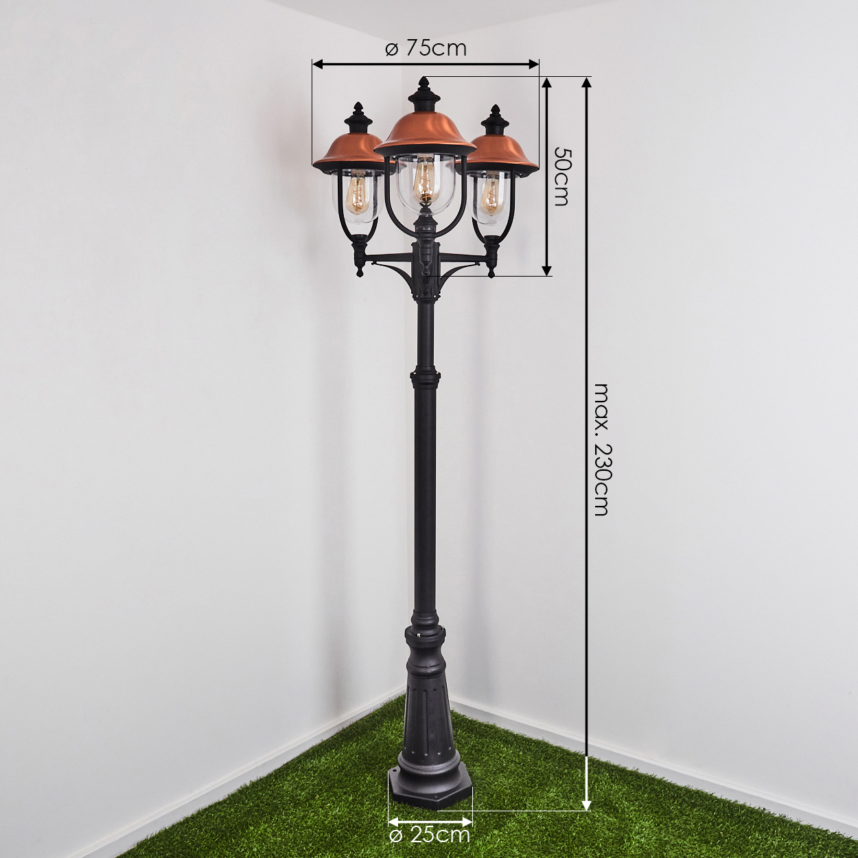 Schwarze Straßenlaterne mit drei Lichtern und kupferfarbenen Spitzen, Maße angegeben.