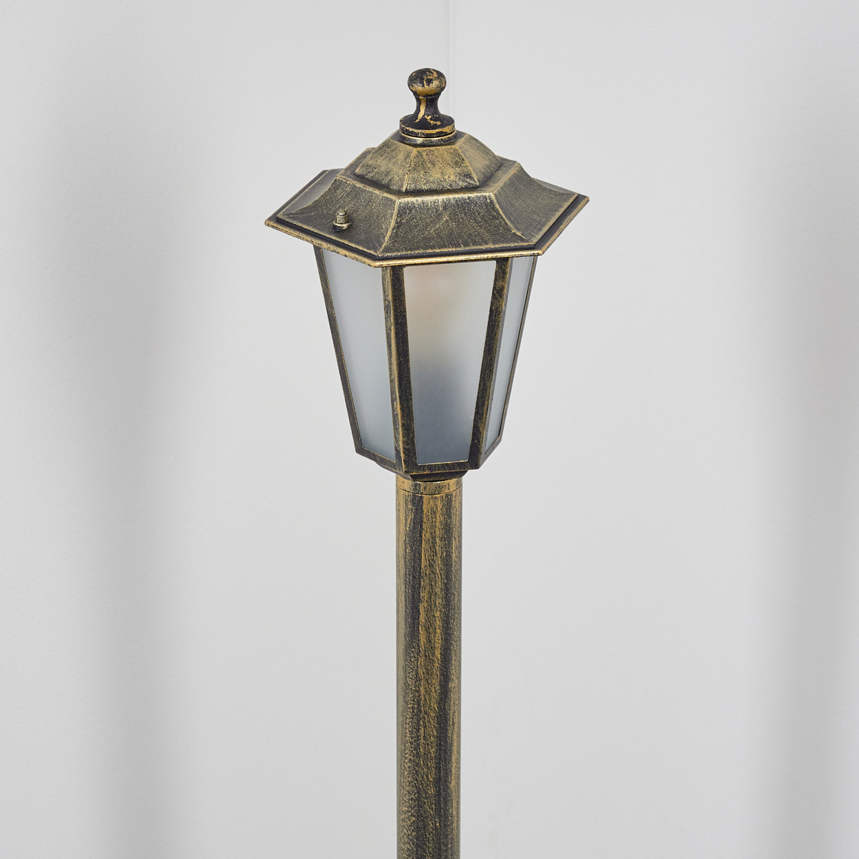 Eine einzelne Laterne mit Bronze-Finish, mit sechseckigem Kopf und mattiertem Glasschirm.