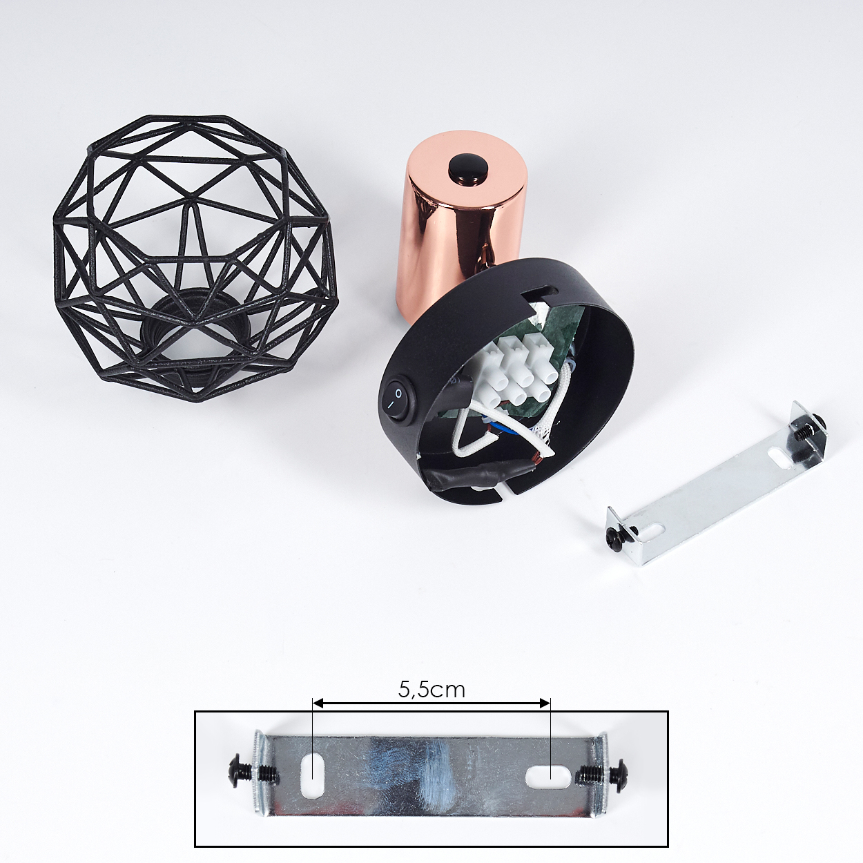 Draufsicht auf zerlegte Teile einer Lampe. Enthält einen Drahtlampenschirm, einen Kupferzylinder und eine Halterung.