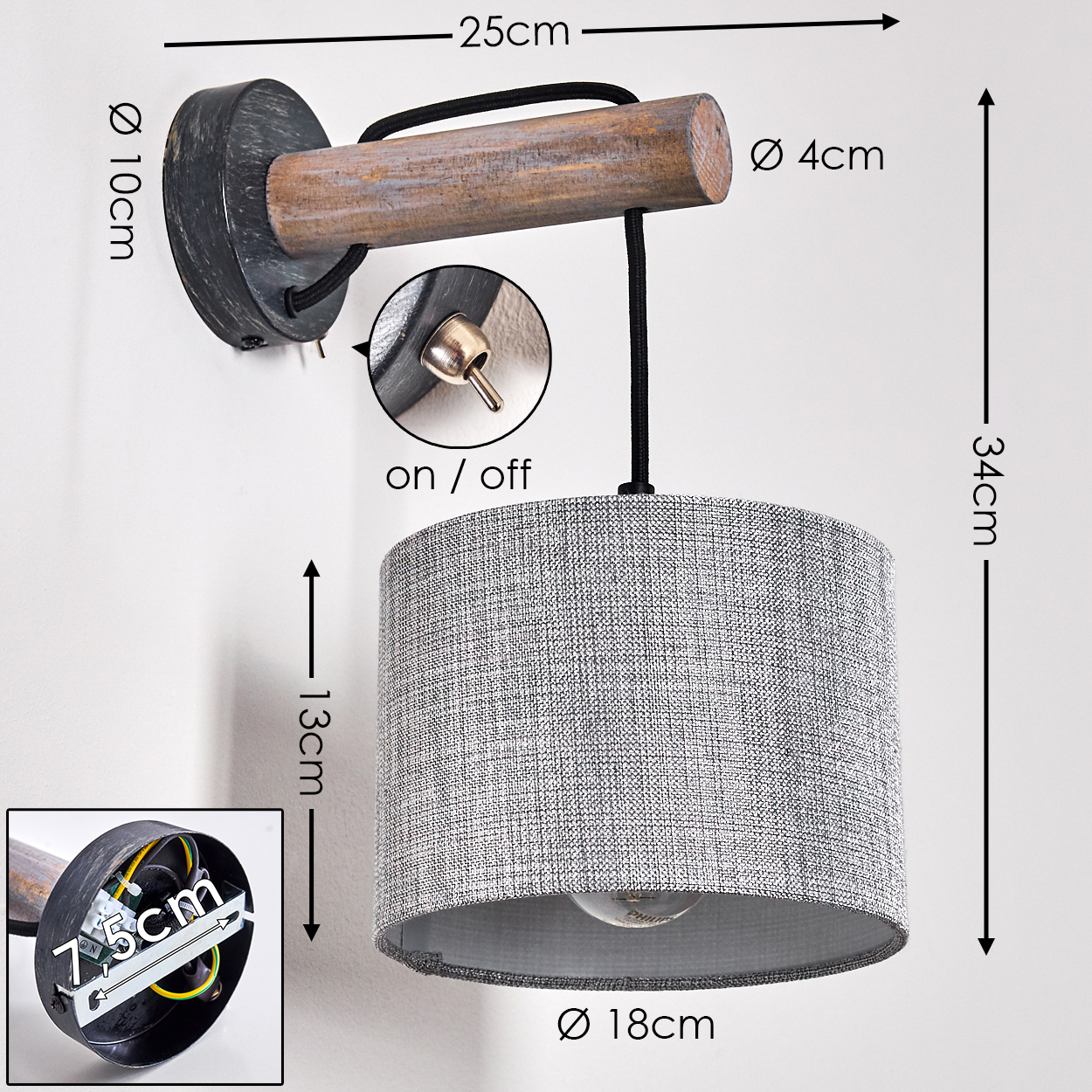 Wandleuchte mit Holzbogen und grauem Lampenschirm. Das Licht ist an.