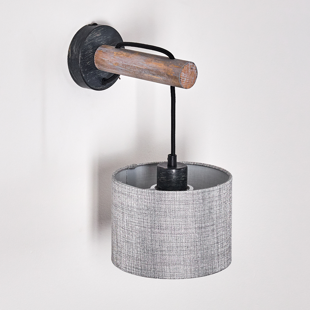 Wandleuchte mit Holzbogen und grauem Lampenschirm. Das Licht ist an.