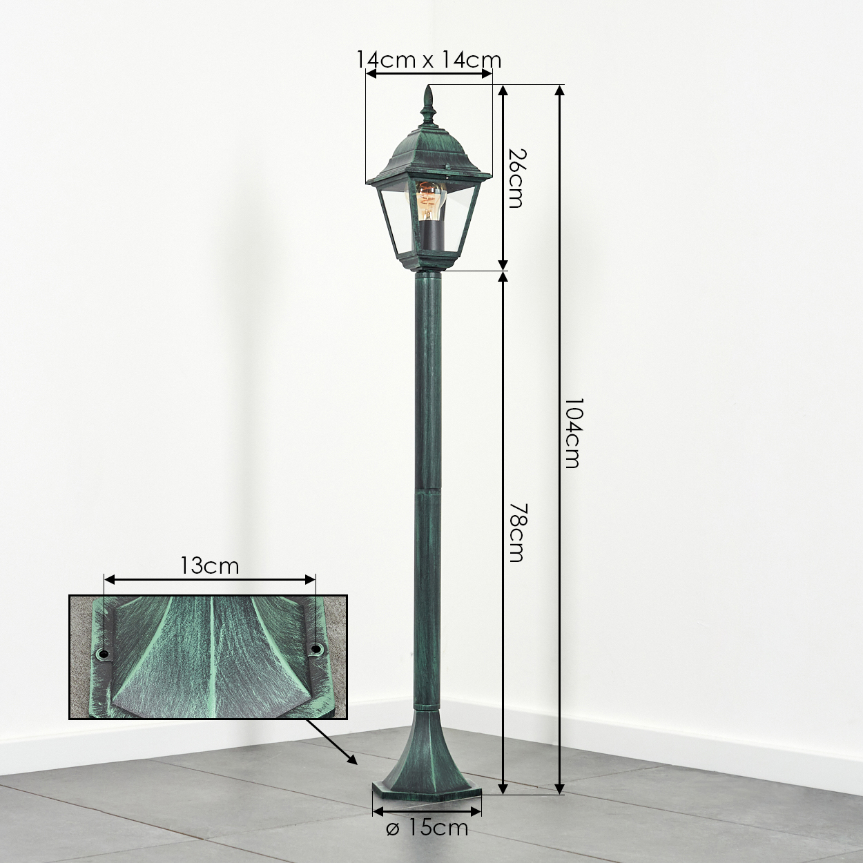 Hohe grüne Außenlampe mit Maßen. Sie befindet sich in einer Ecke eines Raumes.