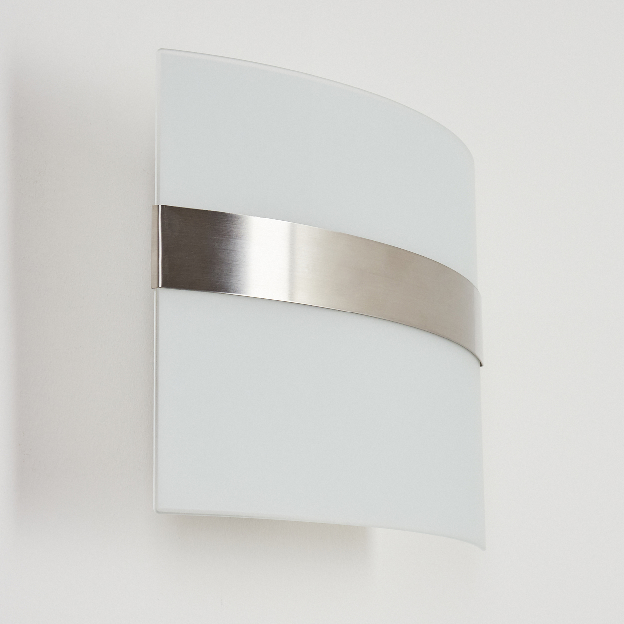 Eine moderne Wandleuchte mit einer gebogenen weißen Glasscheibe und einem gebürsteten Metallband. Minimalistisches Design.