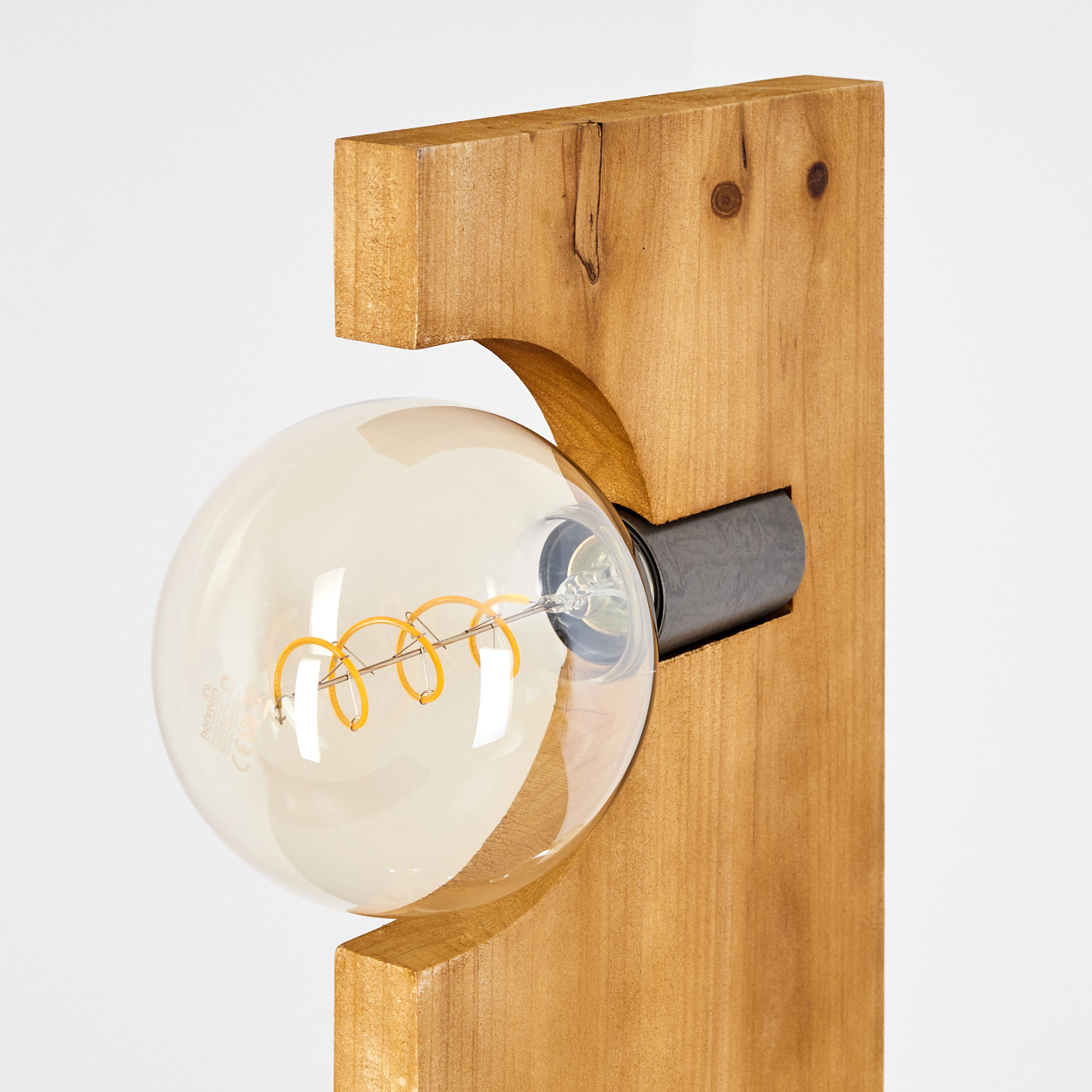Nahaufnahme einer hölzernen Lampe mit einer Glühbirne.