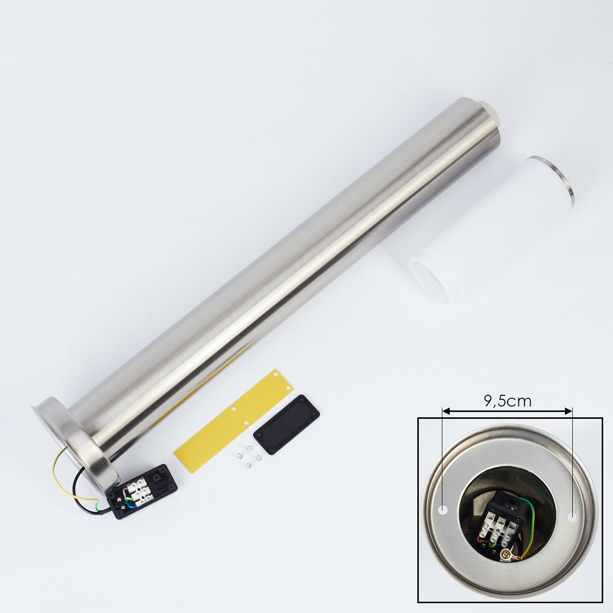 Zerlegte Lampenteile auf Weiß. Enthält ein Metallrohr, einen weißen Zylinder und elektronische Teile.
