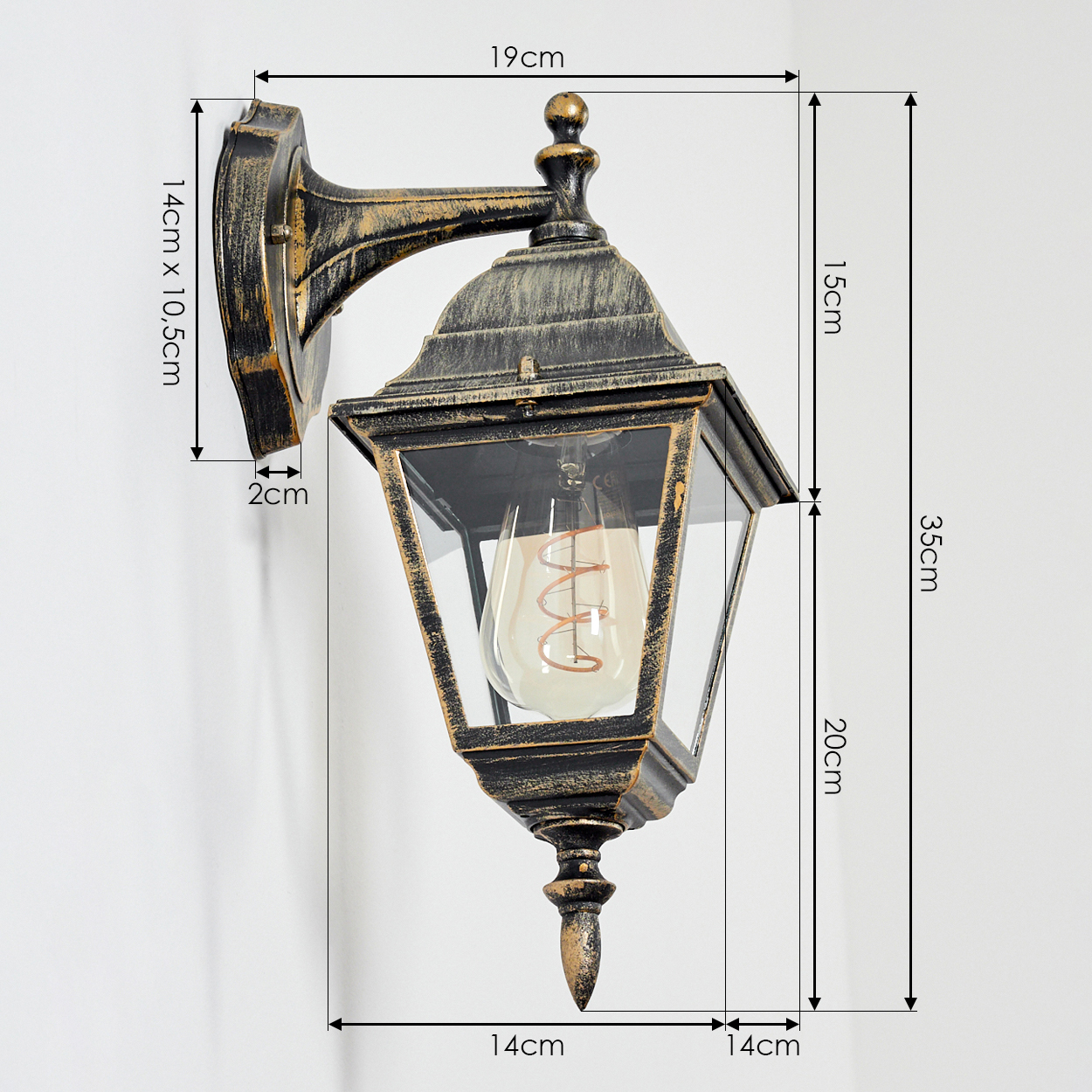 Außenwandleuchte mit Maßangaben. Sie hat eine Glühbirne in Glas und einen dekorativen Goldrahmen.