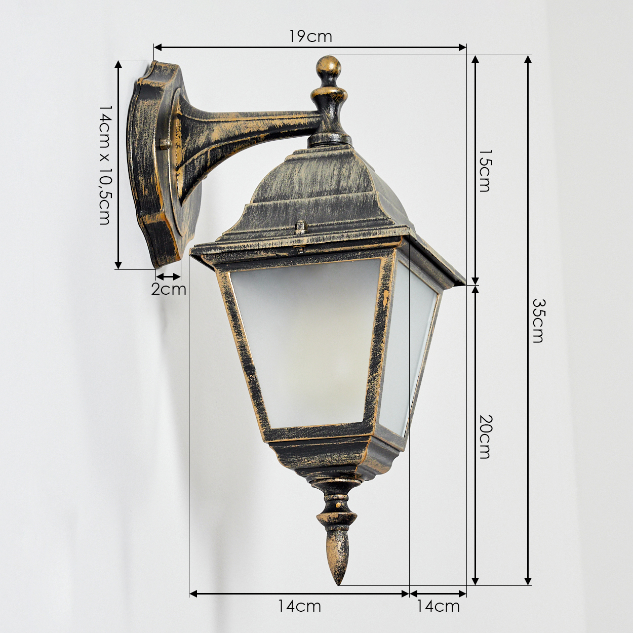 Ein Diagramm, das die Abmessungen einer Wandleuchte zeigt. Die Lampe ist schwarz und gold mit einer Glasfront.