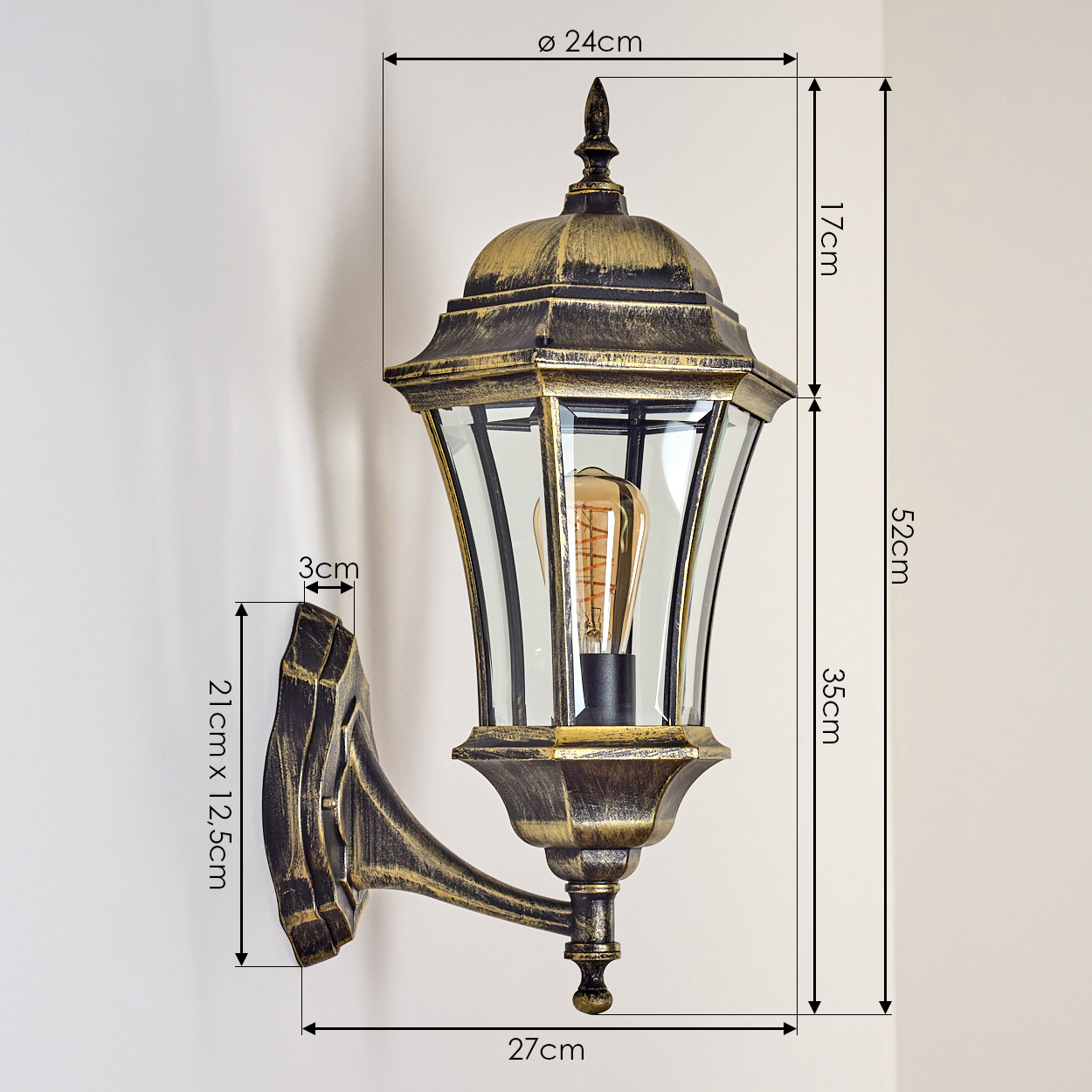 Eine dekorative Wandlampe mit schwarzem und goldenem Finish, mit Abmessungen, die an der Wand daneben markiert sind.