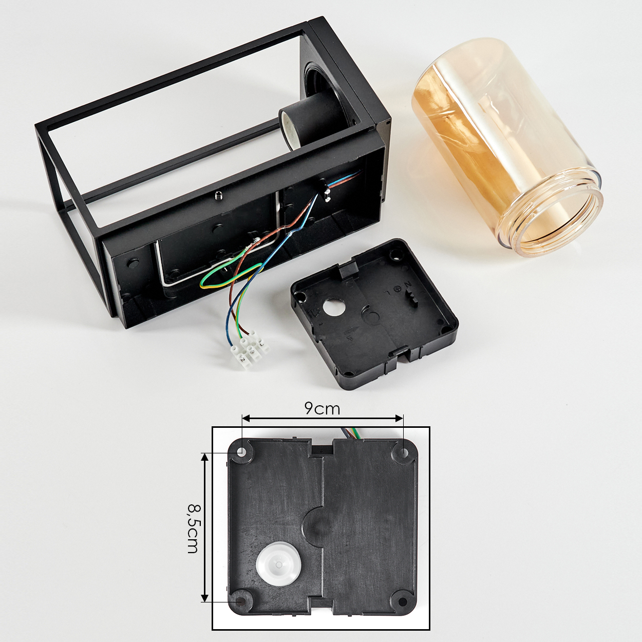 Schwarze Lampenfixturenteile. Enthält einen Rahmen, einen Glaszylinder und eine Basis. Abmessungen sind angegeben.