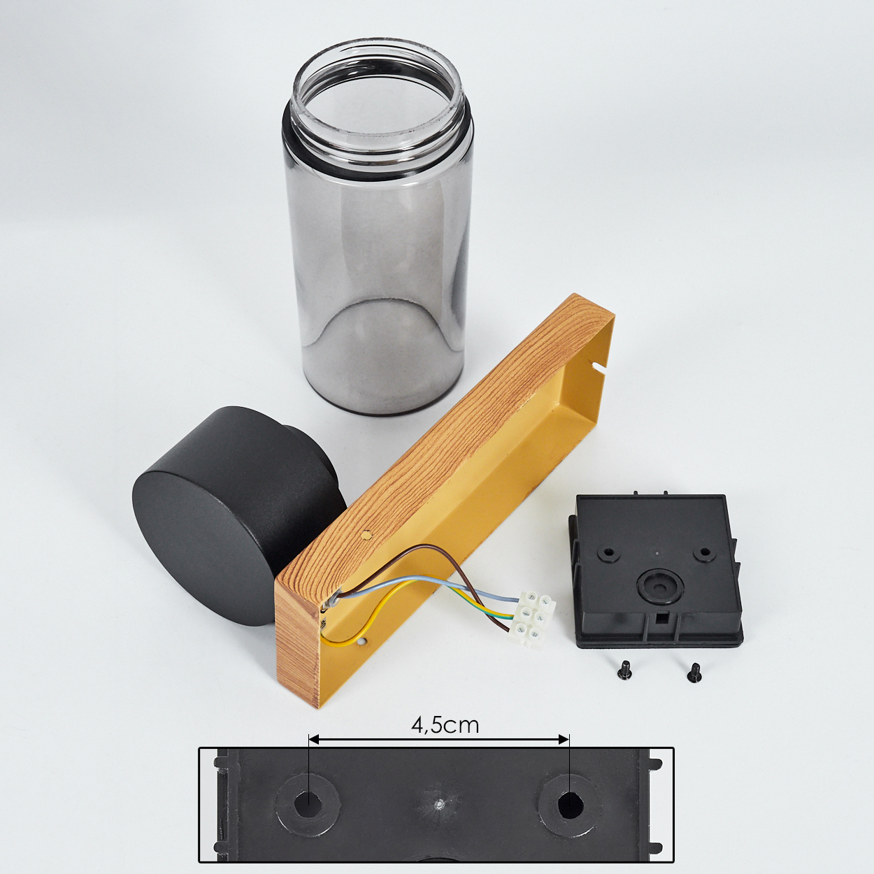 Ein Glas mit schwarzem Deckel und ein Holzstück mit Drähten. Weitere Komponenten sind ebenfalls vorhanden.