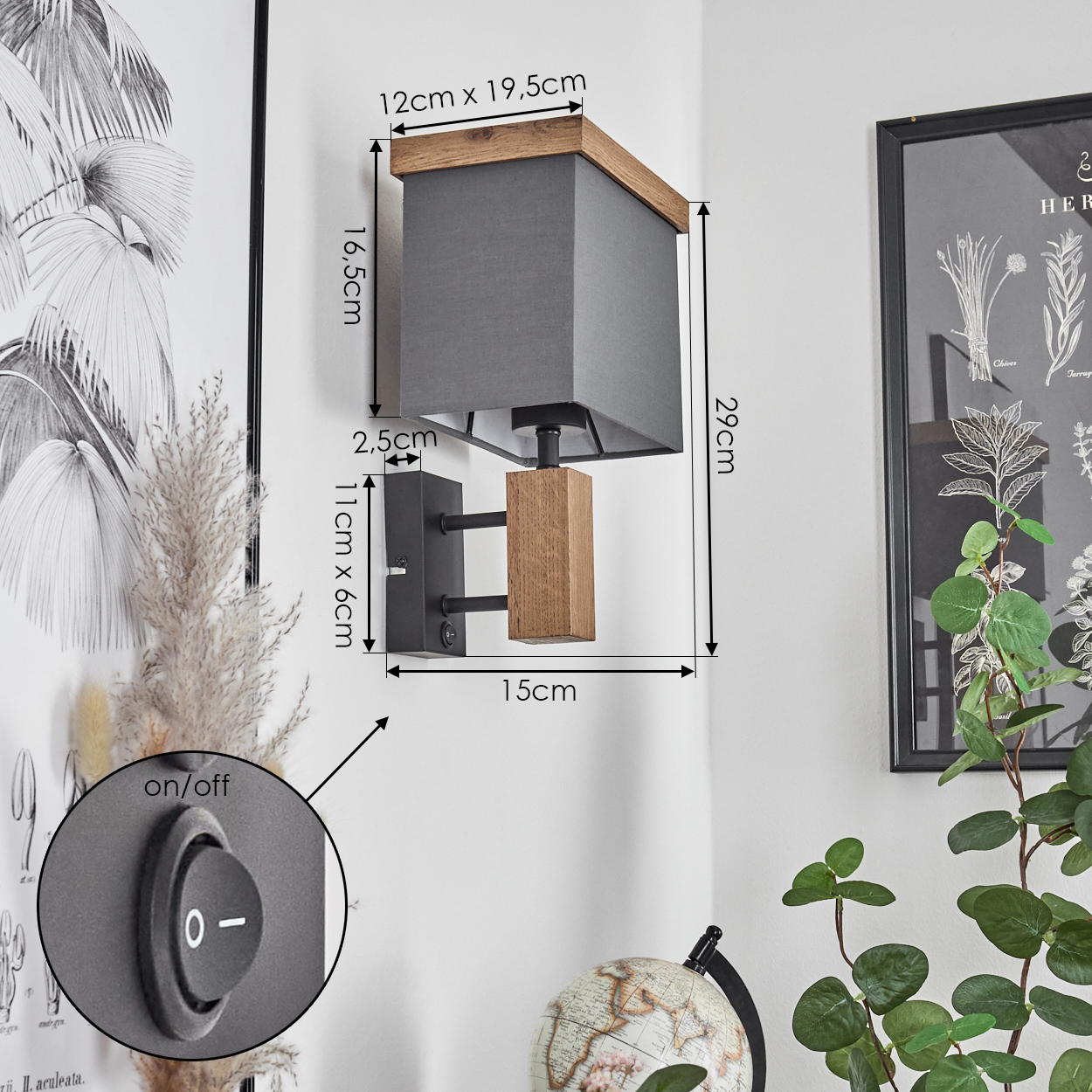 Eine Wandleuchte mit Maßen. Sie hat einen grauen Schirm und Holzelemente, mit einem Ein/Aus-Schalter.