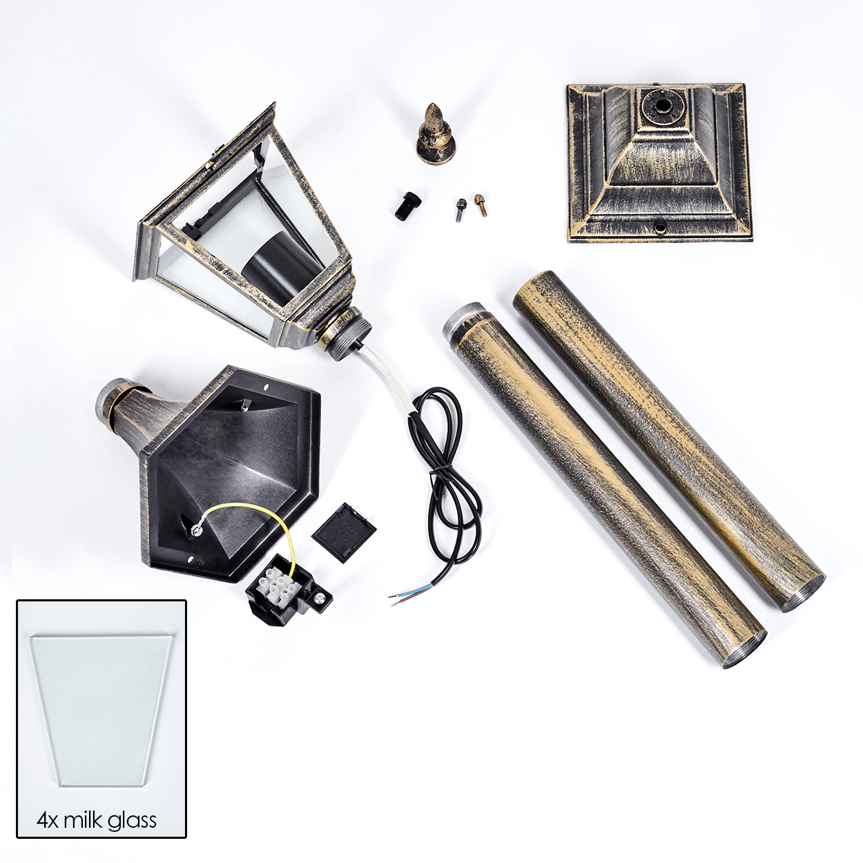 Zerlegte Außenlampenteile: Glas, Metallstangen, elektrische Komponenten und quadratische Basis. Weiße Oberfläche.