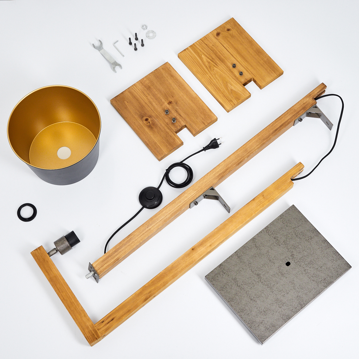 Draufsicht auf Lampenteile: Holzsockel, Metallteile, eine Fassung und ein schwarzes Netzkabel.