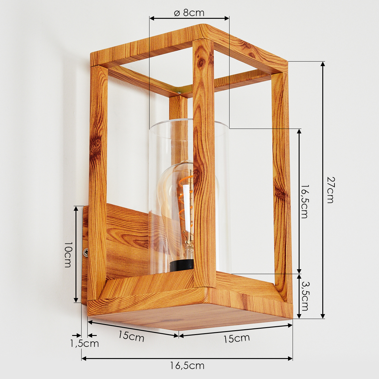 Wandlampe mit Holzrahmen, Glaszylinder und eingeschalteter Glühbirne. Maße sind angegeben. Weißer Hintergrund.