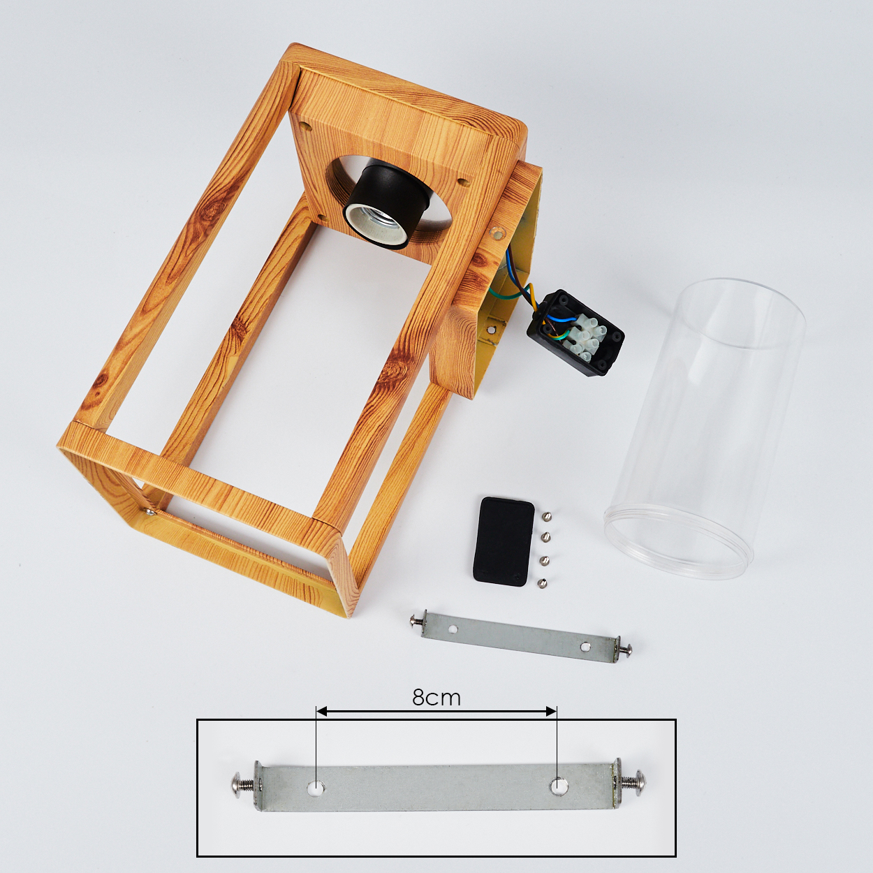 Komponenten einer Holzlampe. Die Lampe ist zerlegt und zeigt Holzrahmen, Glas und elektrische Teile.