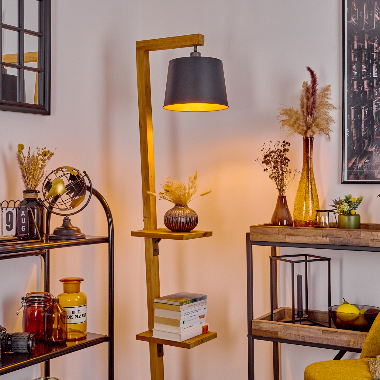 Holz-Stehlampe mit Regalen, schwarzem Lampenschirm und anderen Möbeln in einem Raum. Verschiedene Objekte.