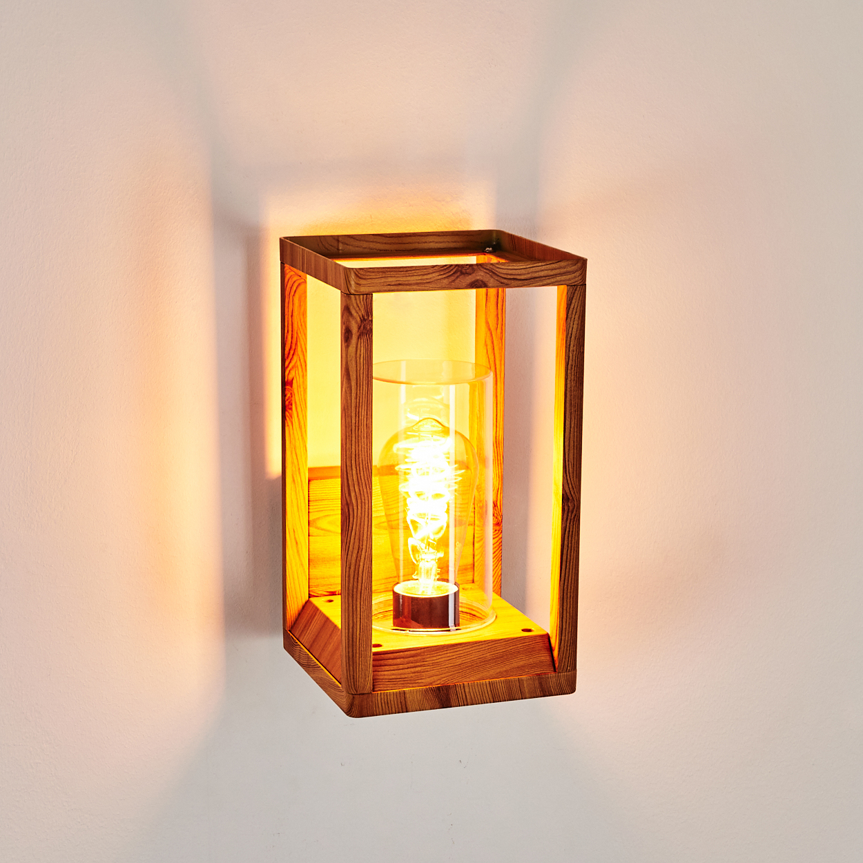 Eine beleuchtete Holzlampe an einer Wand, die ein warmes Leuchten wirft. Das Licht scheint von der Glühbirne der Lampe.