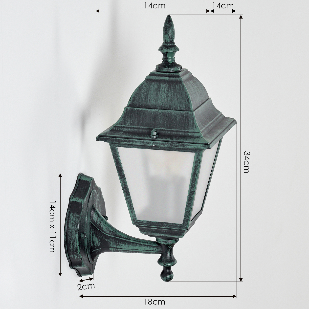 Grüne Außenlampe mit Größenangaben: 18 cm Breite, 34 cm Höhe und 14 cm x 11 cm Halterung.