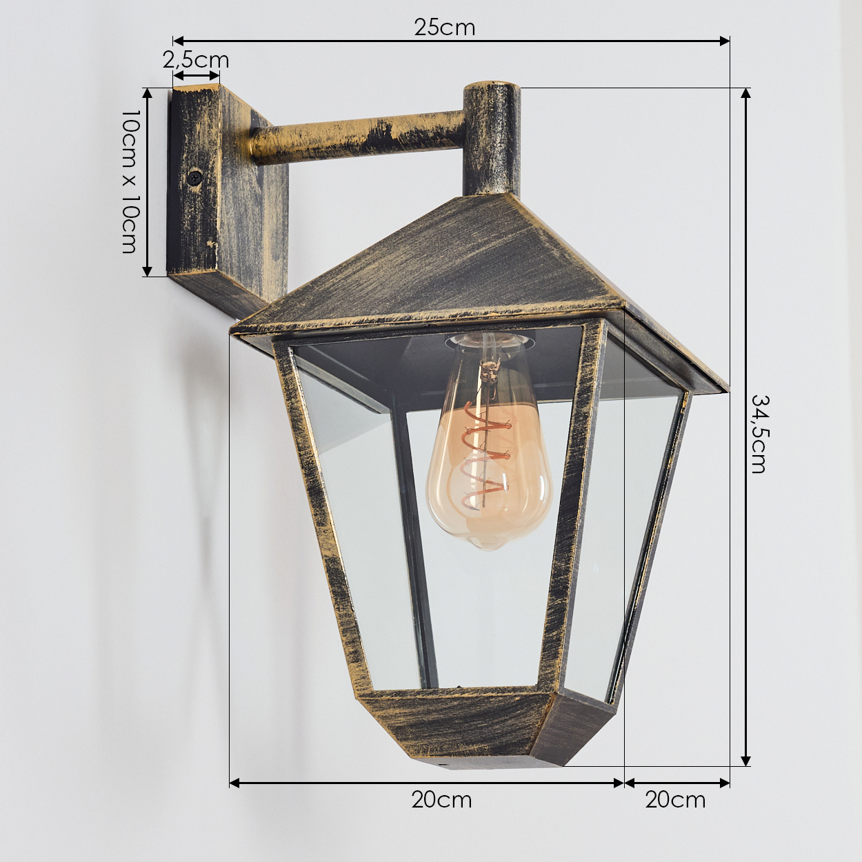 Eine Wandlampe mit schwarzem und goldenem Finish, mit Abmessungen daneben, an einer weißen Wand befestigt.