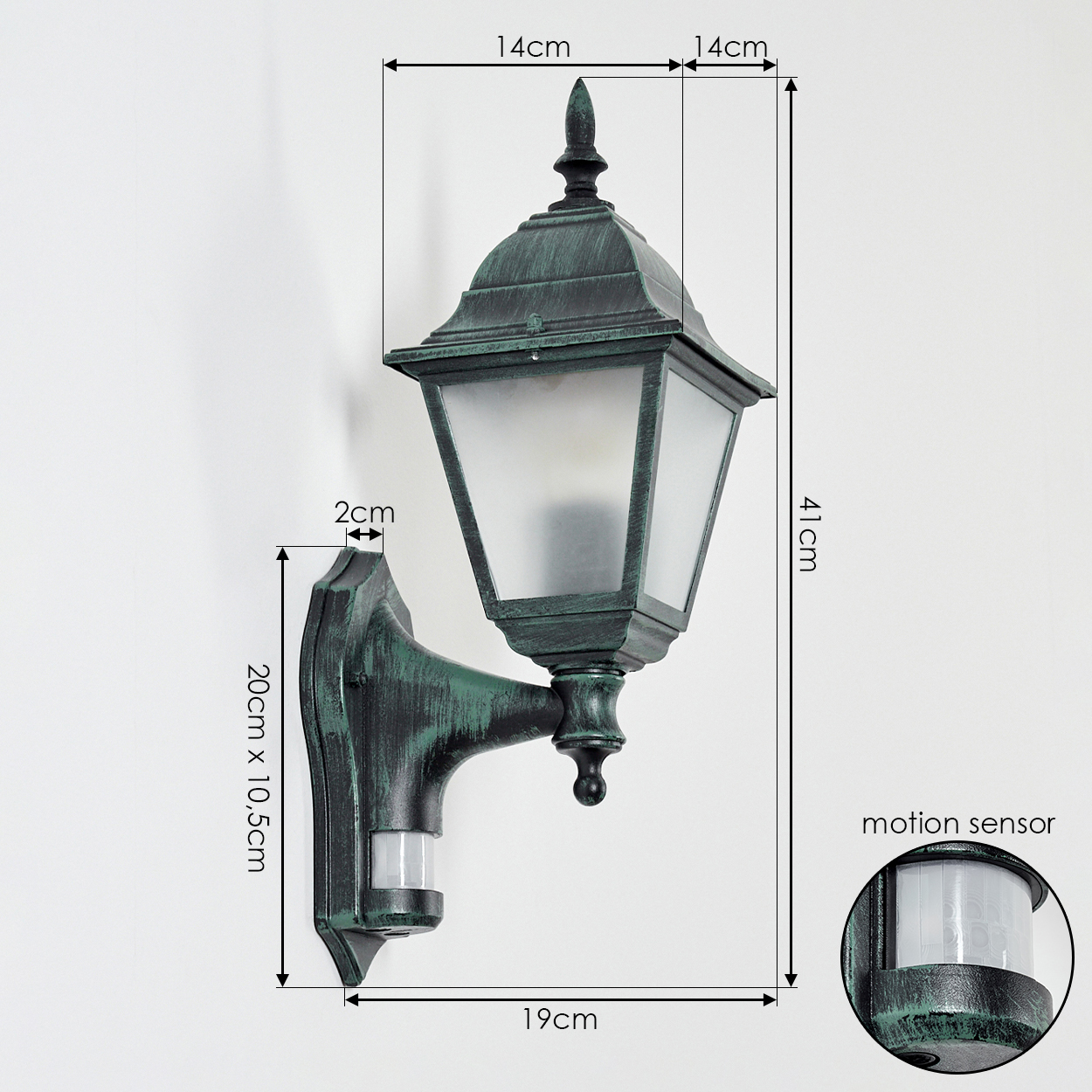 Grüne Außenwandleuchte mit Abmessungen. Die Lampe hat einen Bewegungssensor. Abmessungen sind 41cm x 19cm x 20cm x 10,5cm.