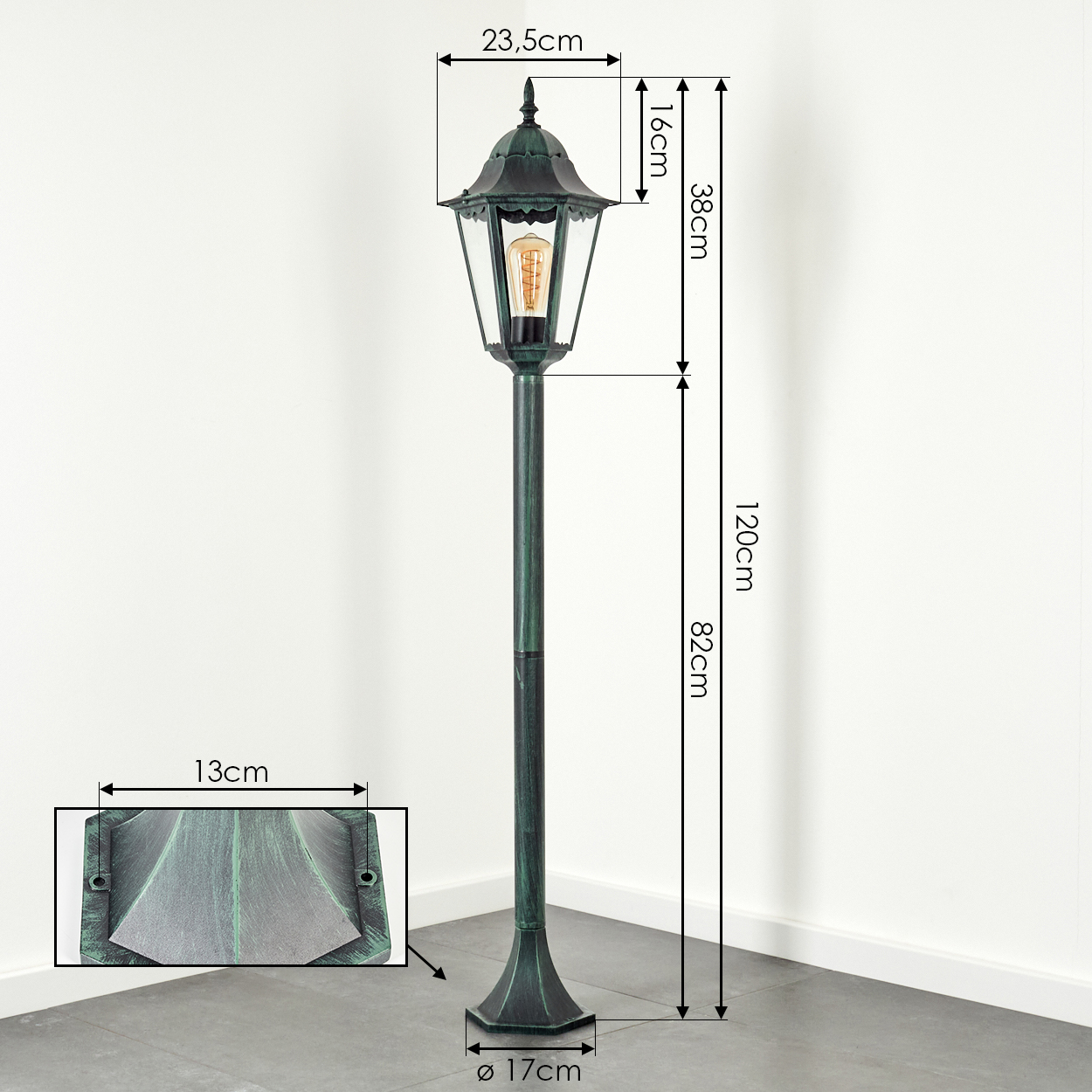 Eine hohe grüne Straßenlaterne mit den Maßen: 120 cm Höhe, 23,5 cm Breite und 17 cm Durchmesser.