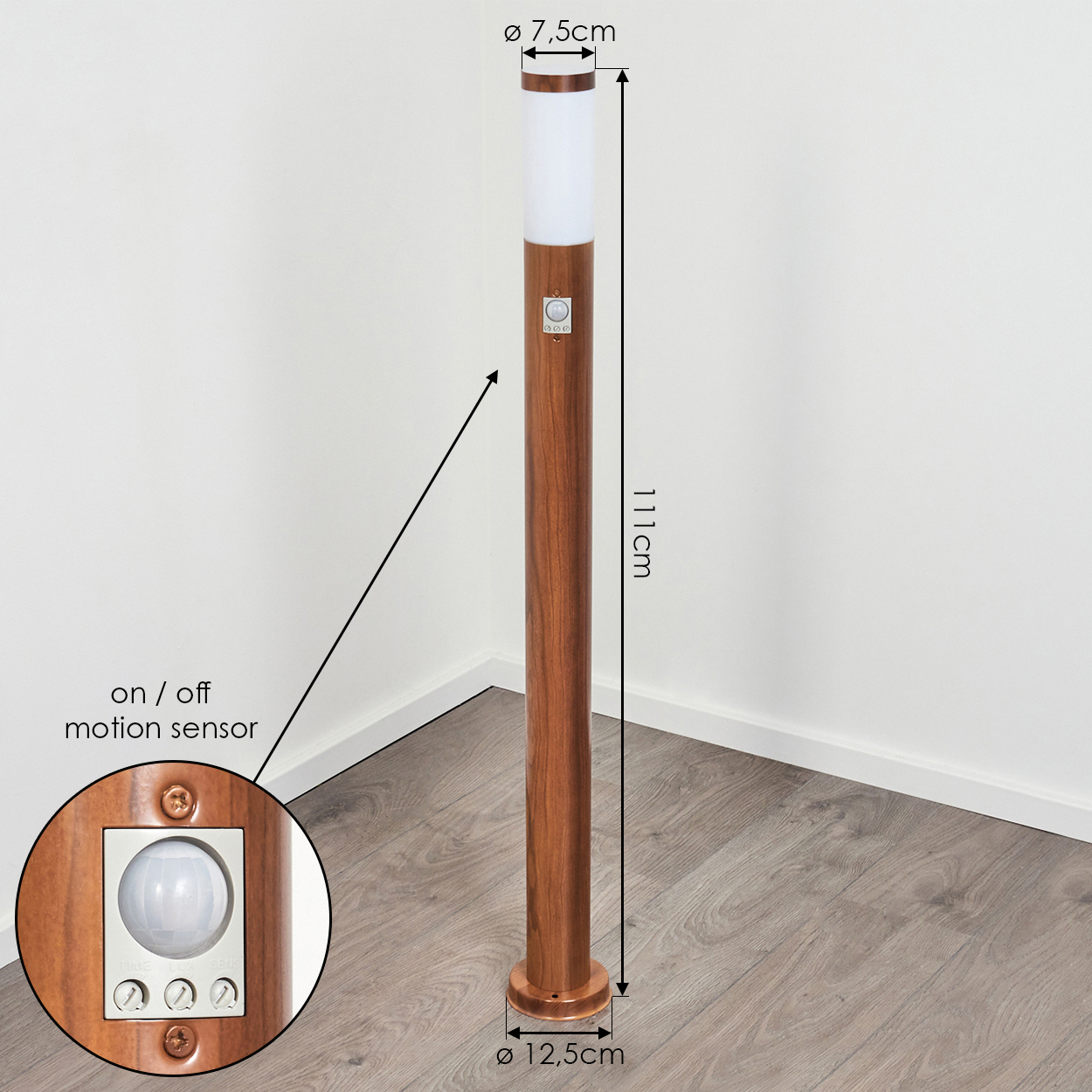Eine hohe, braune Holzpfostenlampe mit einem Ein/Aus-Bewegungssensor, mit beschrifteten Abmessungen. Die Oberseite ist weiß.