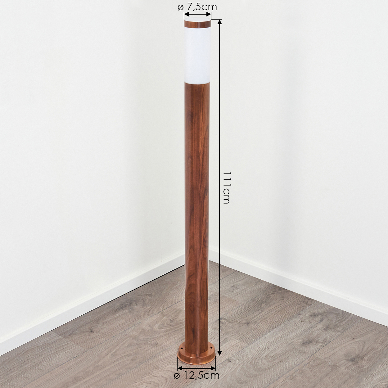 Hoher brauner Holzlampenpfosten mit weißer Oberseite, stehend auf einem Holzboden in einer Ecke.