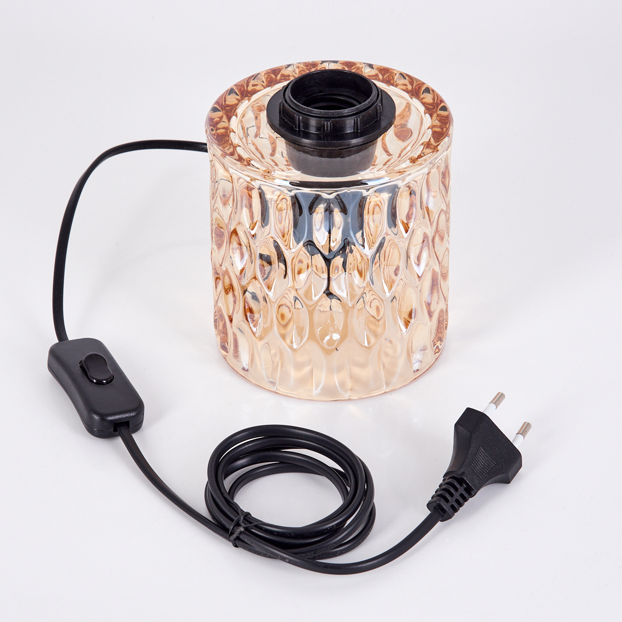 Tischlampe mit strukturierter Glasbasis, schwarzem Schalter und Stecker auf weißem Hintergrund.