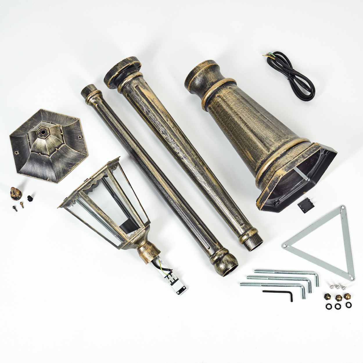 Zerlegte Teile einer Bronze- und Goldlampe auf Weiß, einschließlich Sockel, Stangen, Lampenkopf und kleiner Hardware.