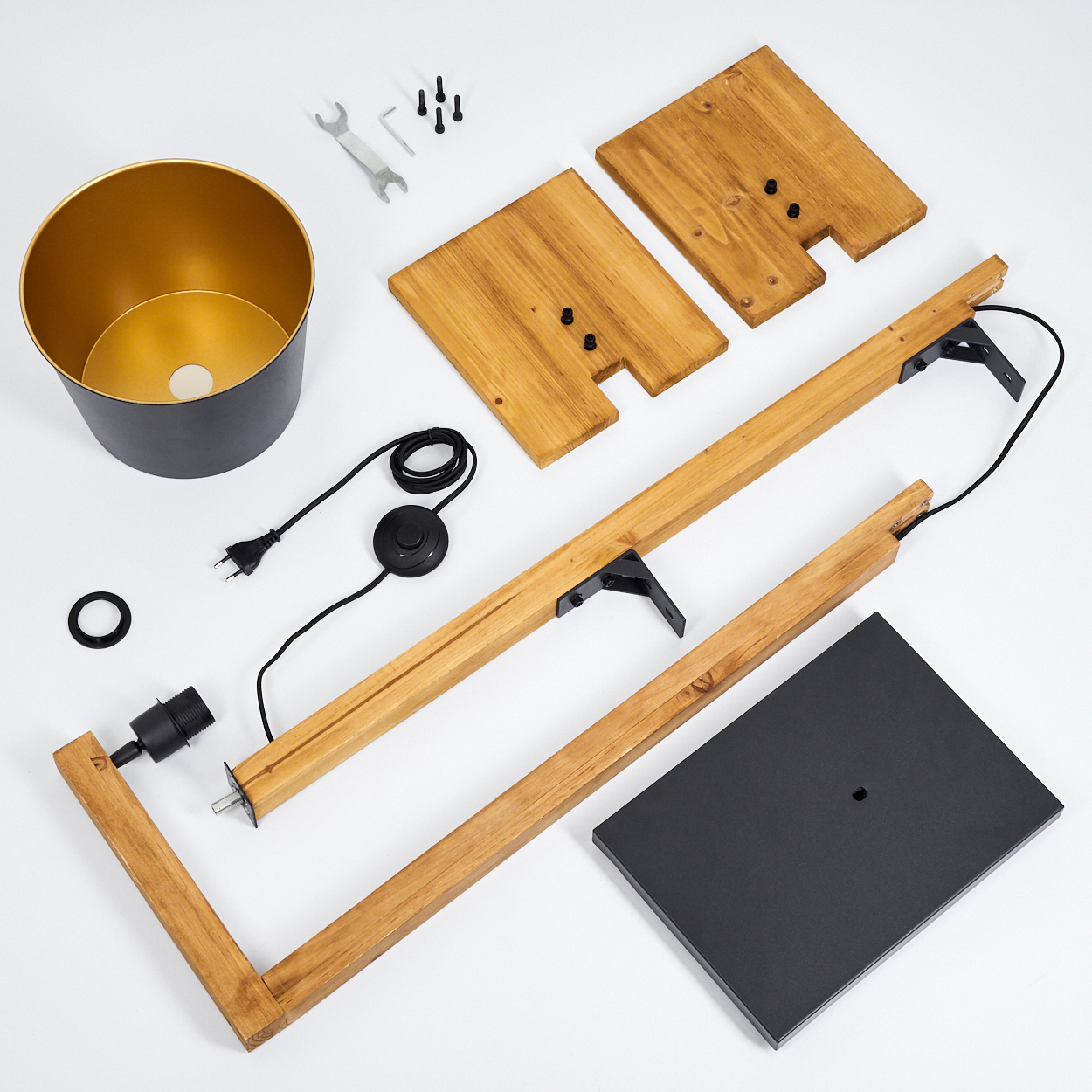 Lampe zerlegt. Enthält Lampenschirm, Holzrahmenelemente, Schrauben und ein Netzkabel.
