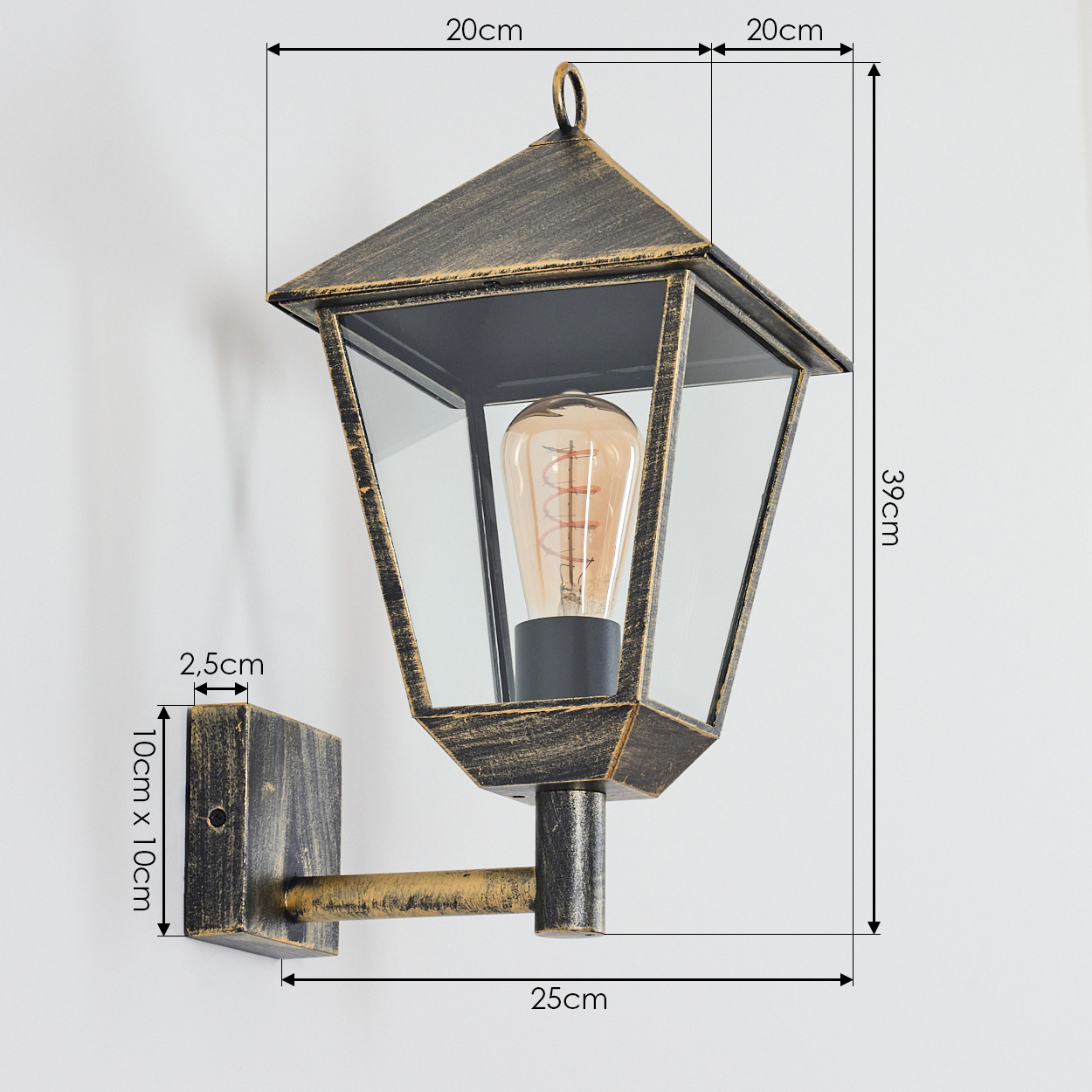 Eine Wandlampe mit angezeigten Abmessungen. Die Glühbirne leuchtet im Glaskasten.