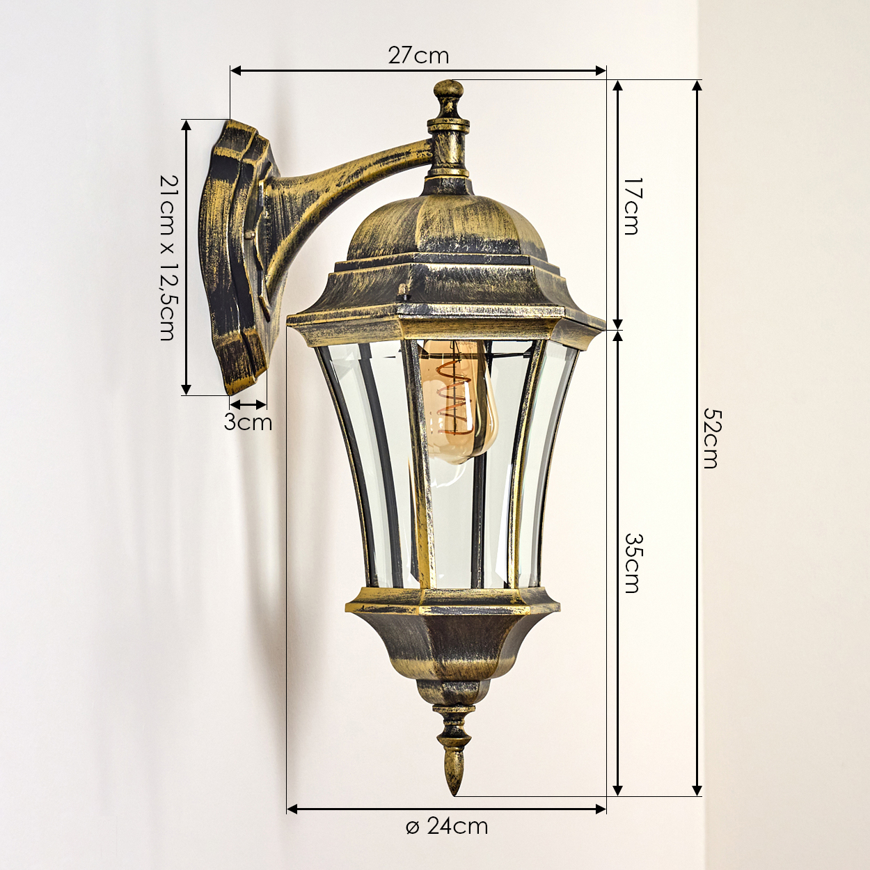 Eine goldene Wandlampe mit Abmessungen: 52 cm Höhe, 27 cm Breite und 24 cm Durchmesser.
