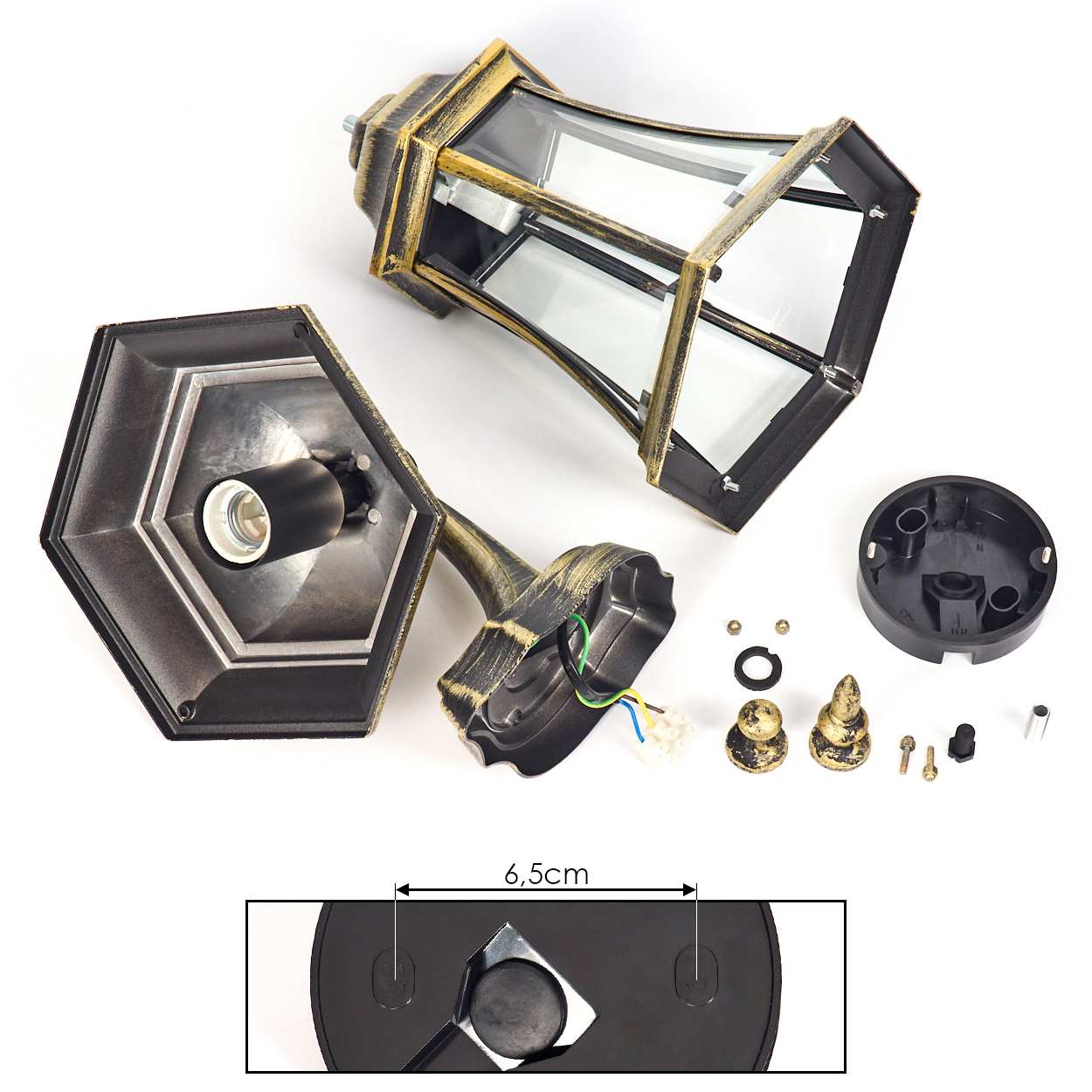 Zerlegte Außenlampe mit Gold-Finish. Teile umfassen die Basis, die Leuchte und Schrauben.